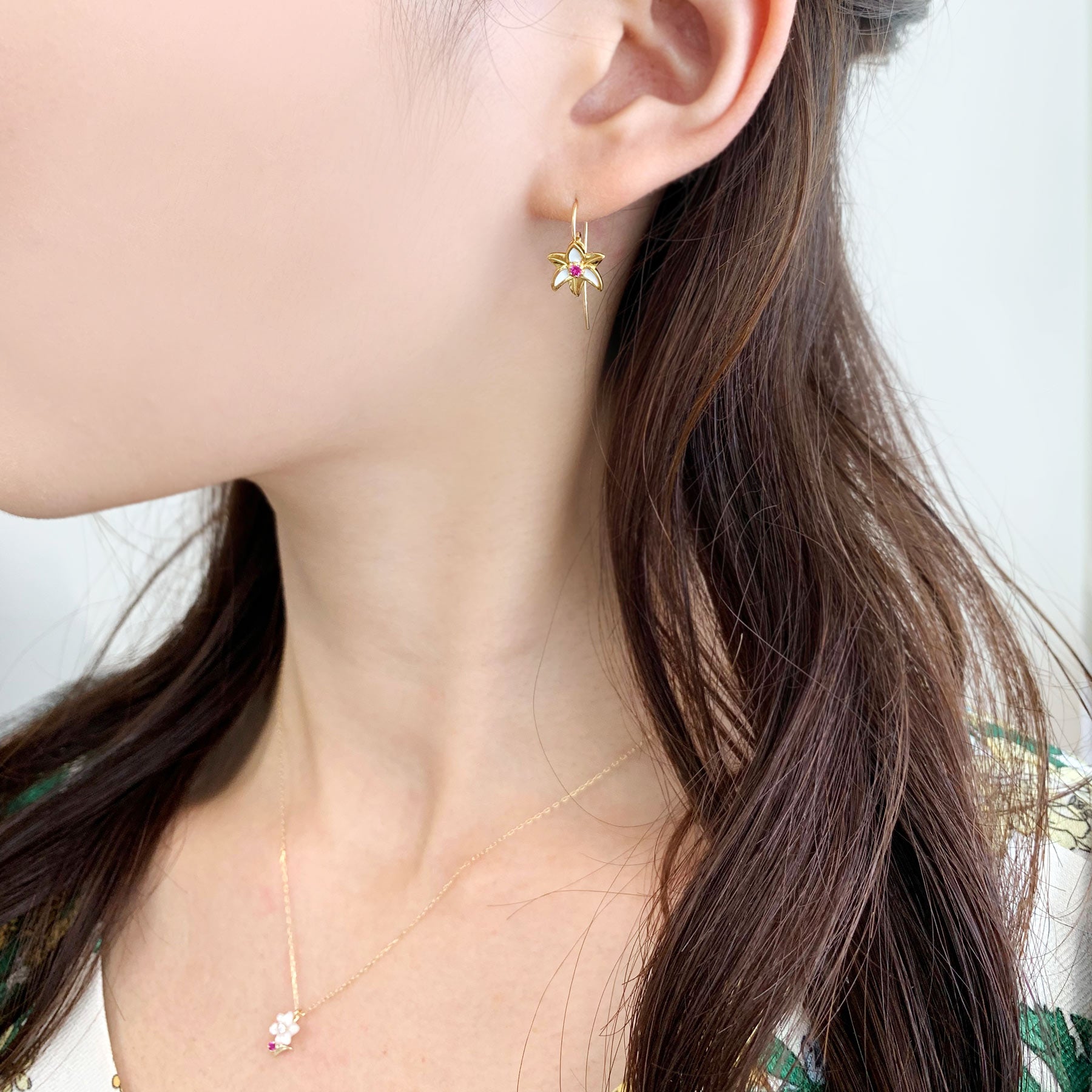 [Birth Flower Jewelry] July - Lily Earrings (925 Sterling Silver / Gold Filled) - Model Image