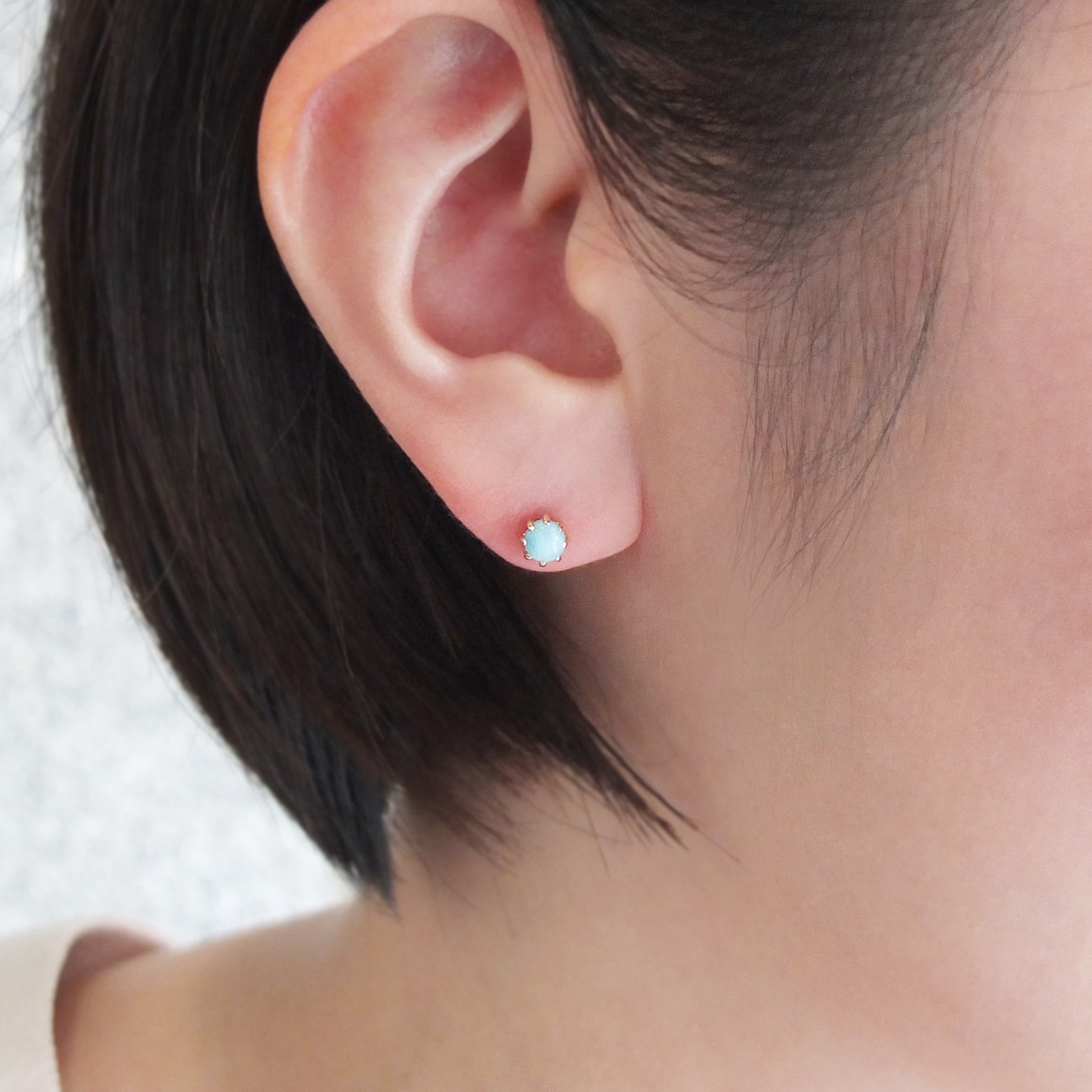 [Second Earrings] 18K Yellow Gold Larimar Earrings - Model Image