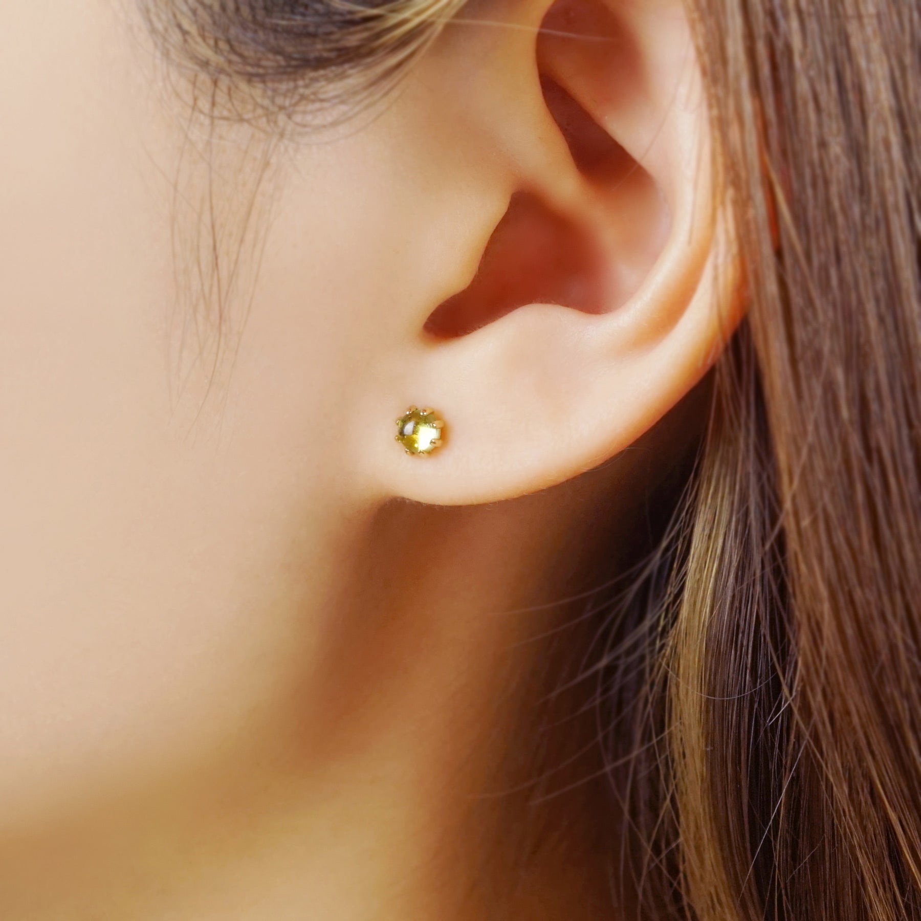 [Second Earrings] 18K Yellow Gold Peridot Earrings - Model Image