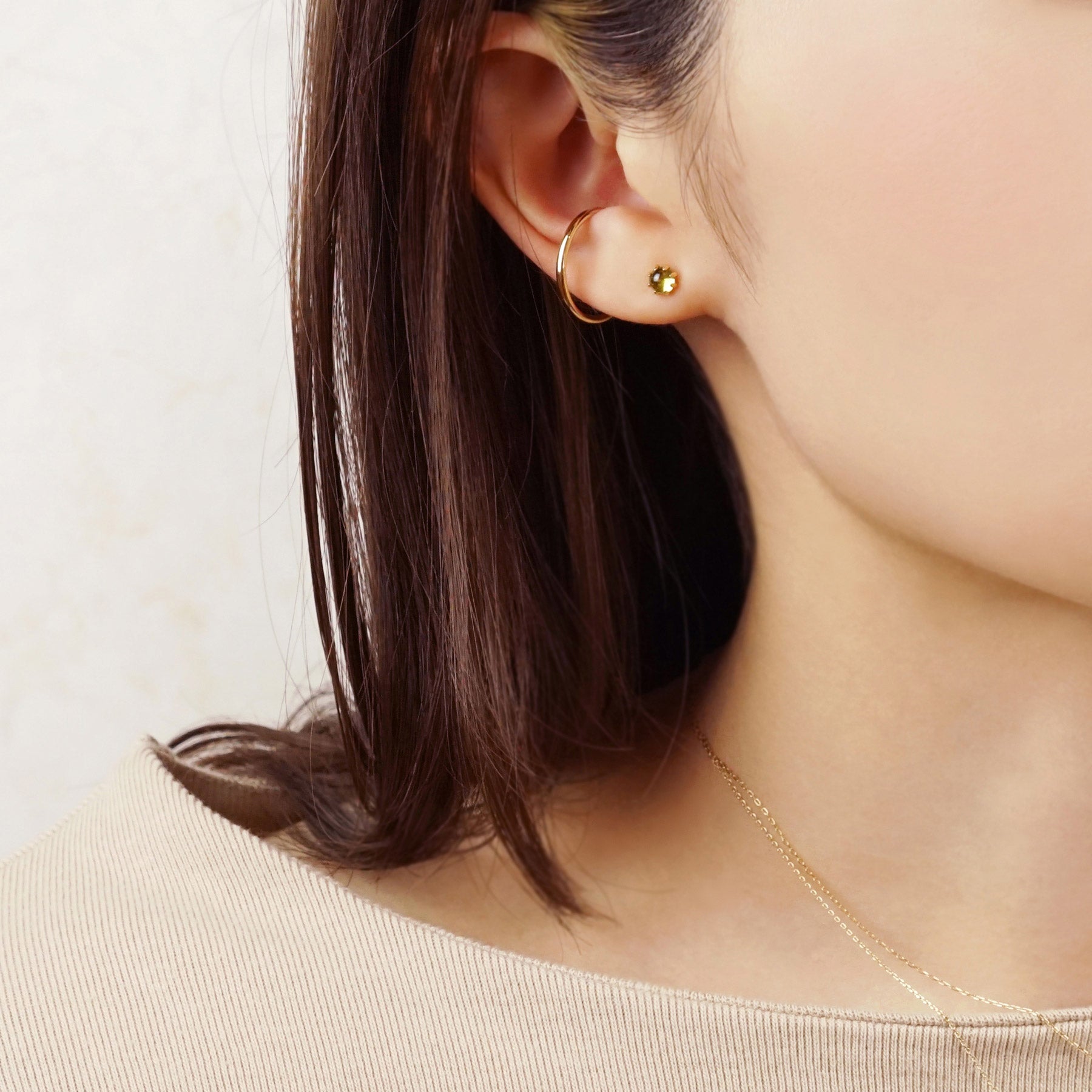 [Second Earrings] 18K Yellow Gold Peridot Earrings - Model Image