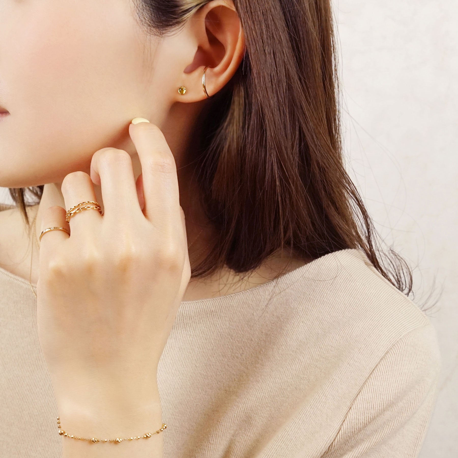 [Second Earrings] 18K Yellow Gold Peridot Earrings - Model Image