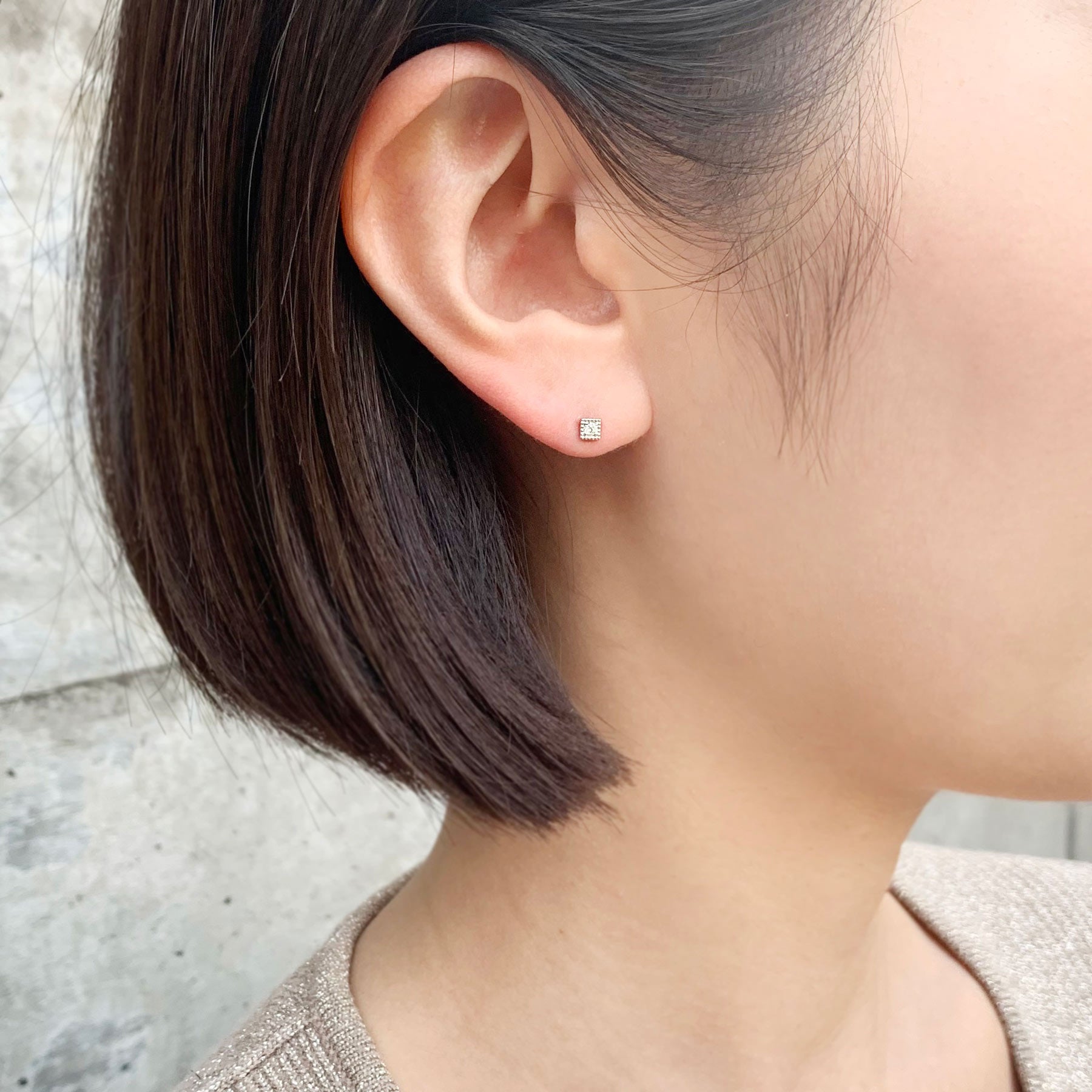 [Second Earrings] Platinum Diamond Earrings 0. 06ct - Model Image
