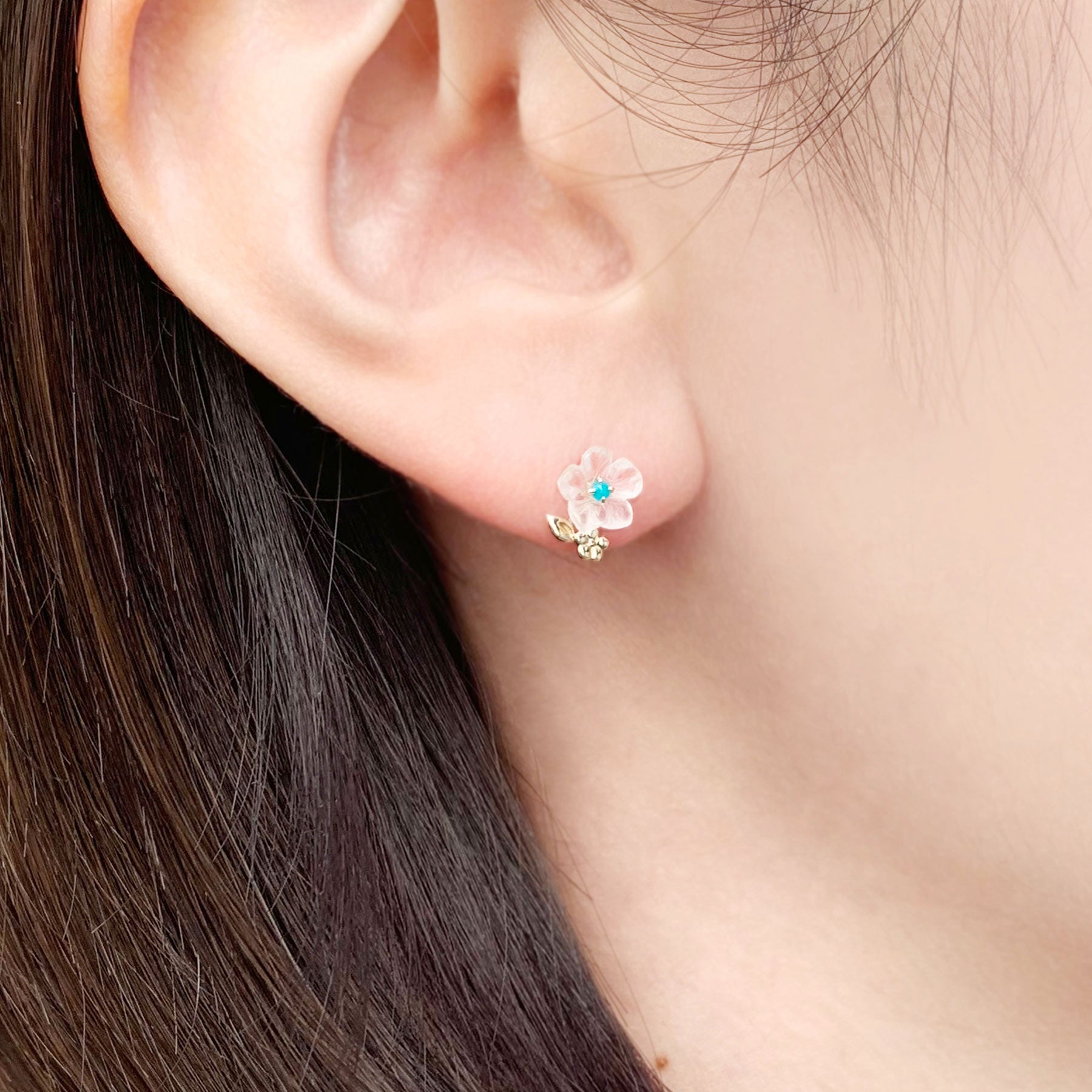 [Birth Flower Jewelry] December Christmas Rose Earrings (Yellow Gold) - Model Image