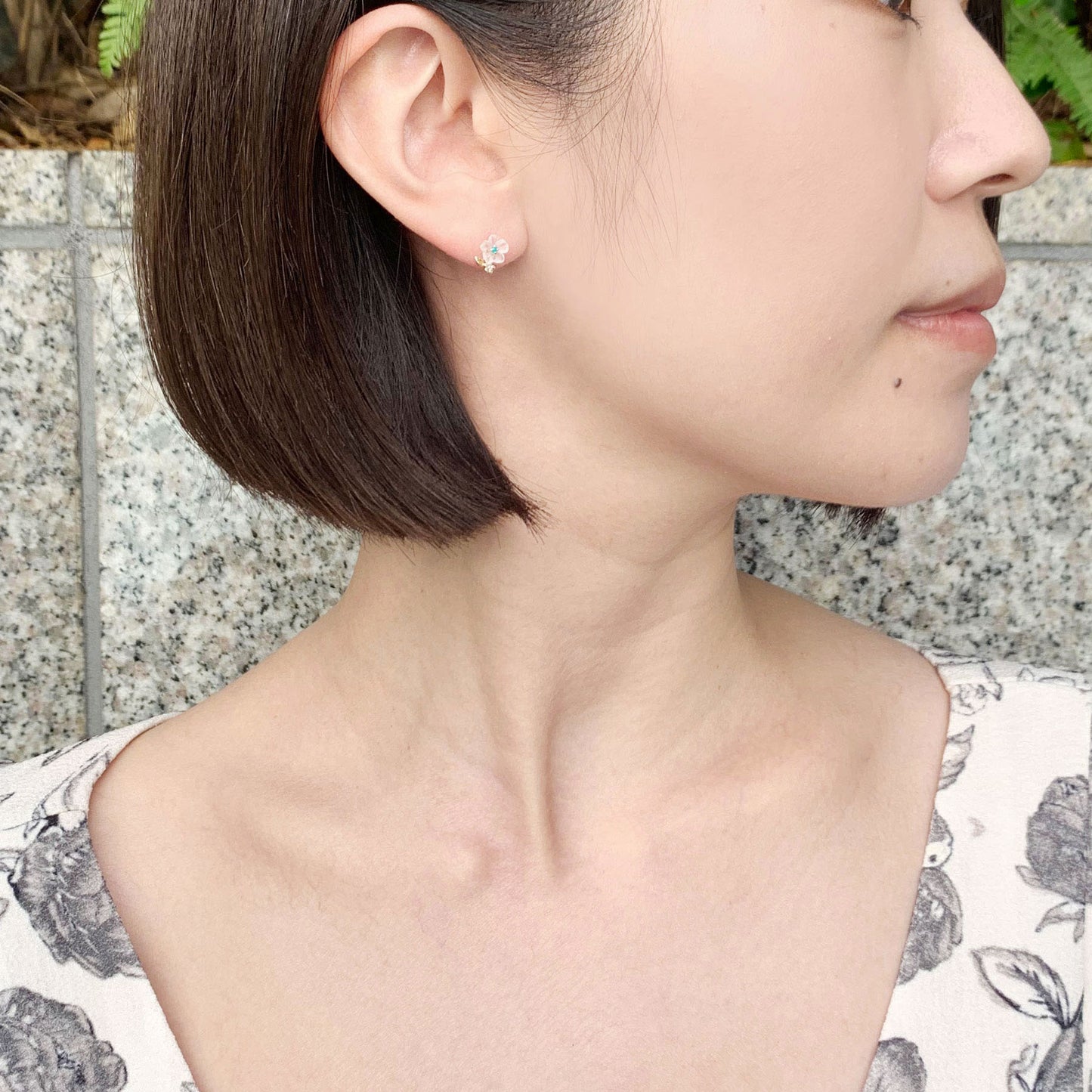 [Birth Flower Jewelry] December Christmas Rose Earrings (Yellow Gold) - Model Image