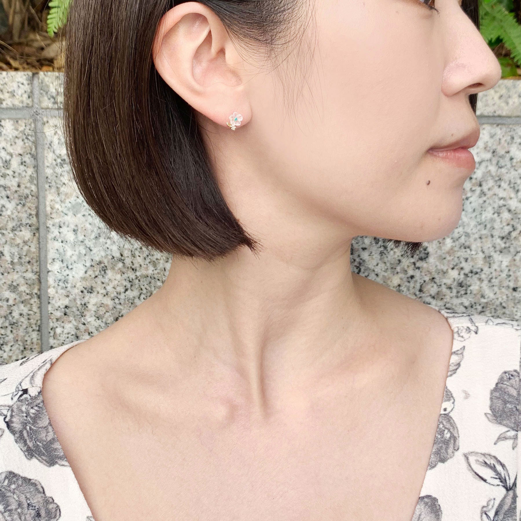 [Birth Flower Jewelry] December Christmas Rose Earrings (Yellow Gold) - Model Image