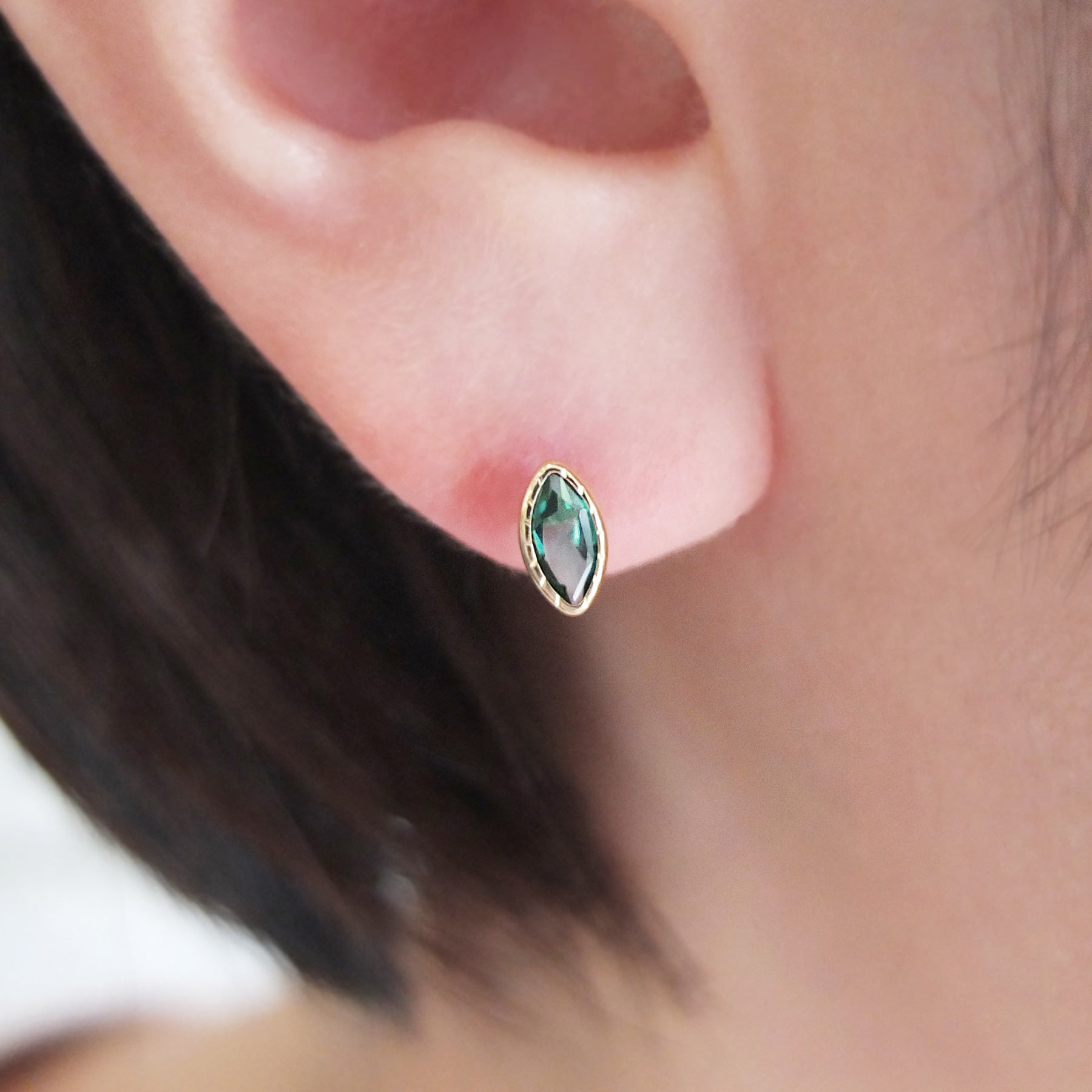 [Second Earrings] 18K Yellow Gold Green Quartz Marquise Cut Earrings - Model Image
