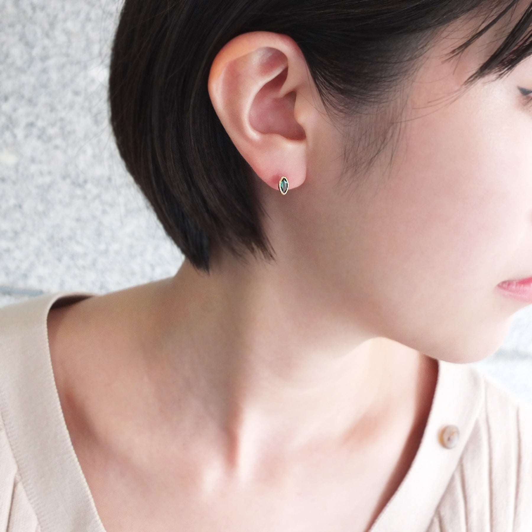 [Second Earrings] 18K Yellow Gold Green Quartz Marquise Cut Earrings - Model Image