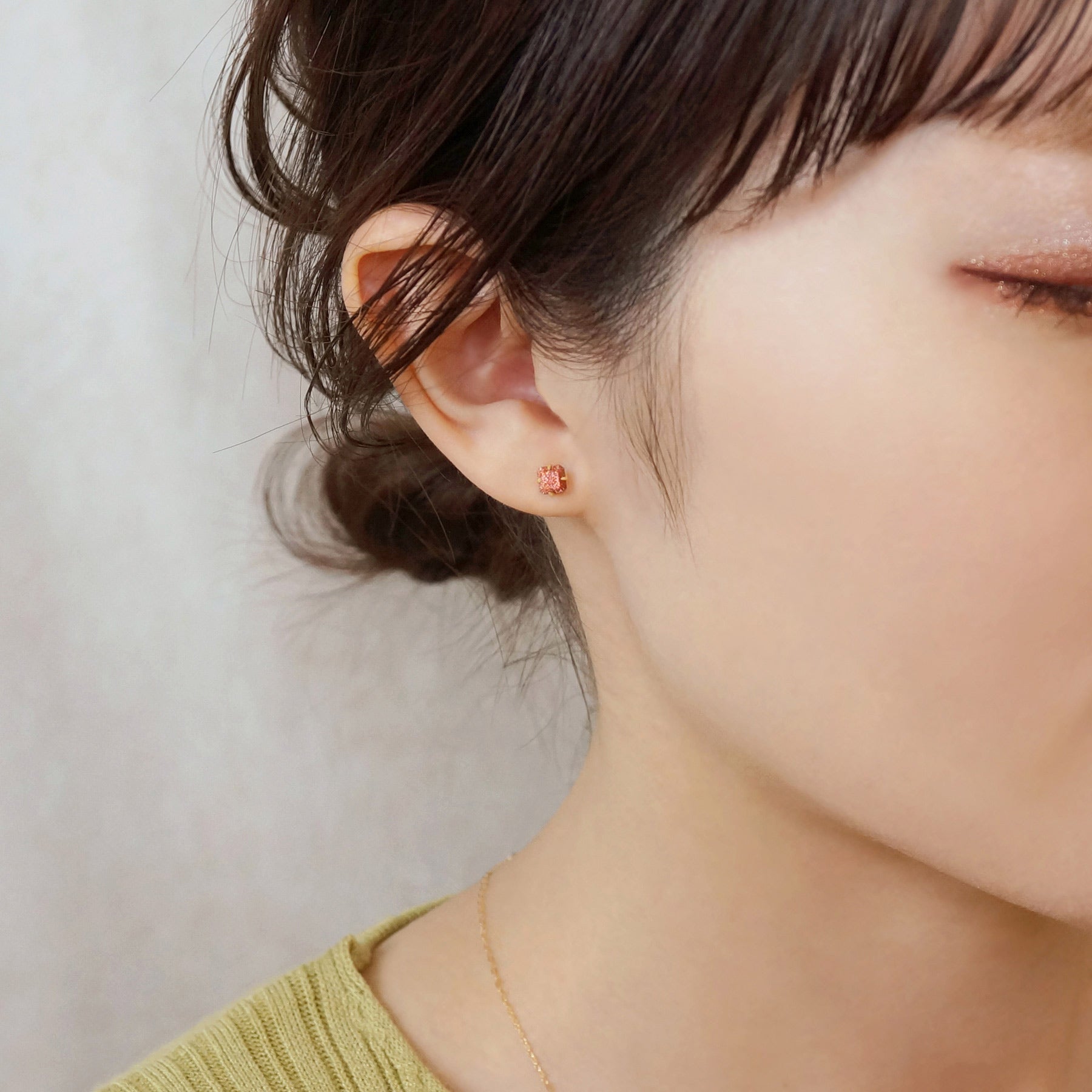 [Second Earrings] 18K Yellow Gold Brown Stone Earrings - Model Image