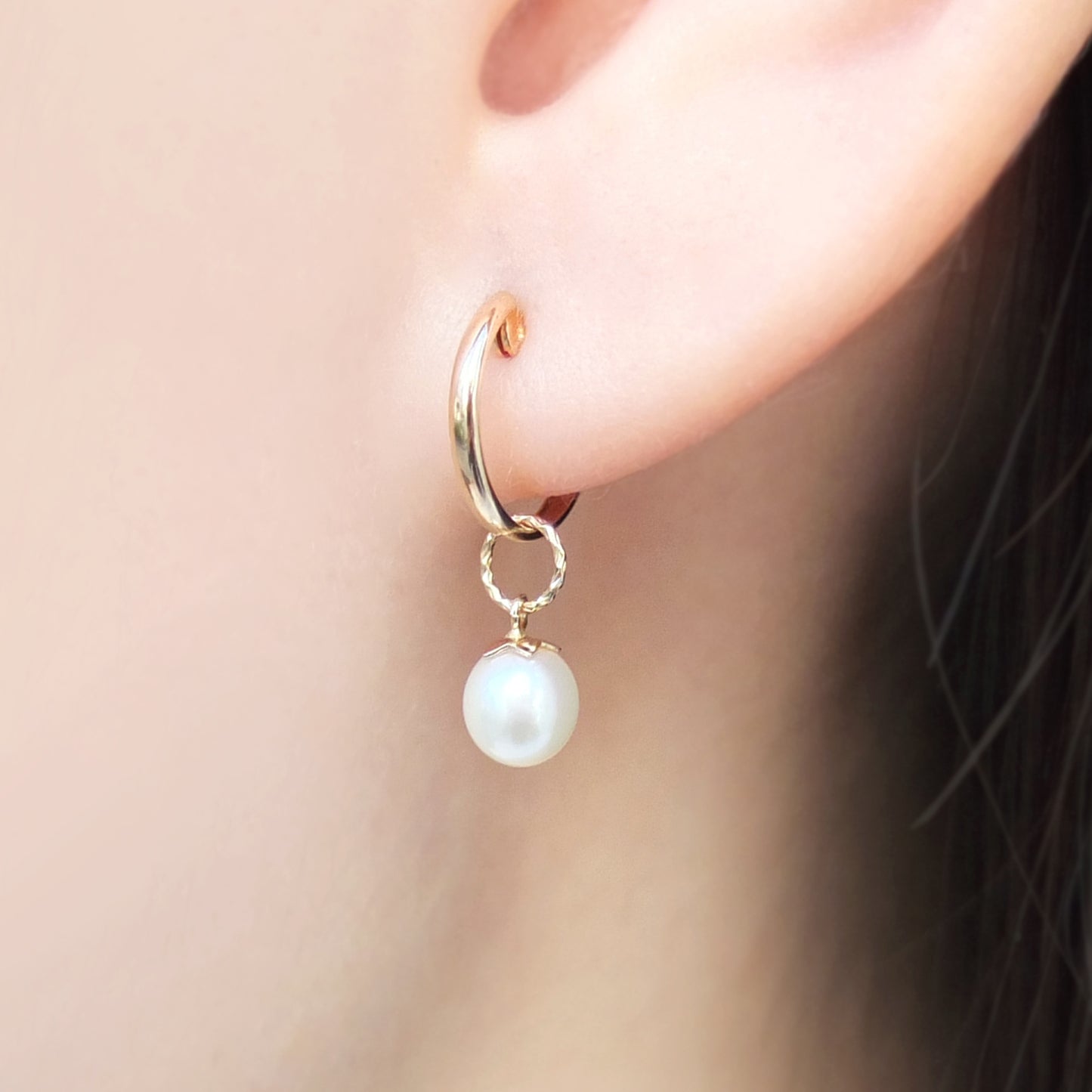 [Palette] 10K Yellow Gold Freshwater Pearl Small Charms - Model Image