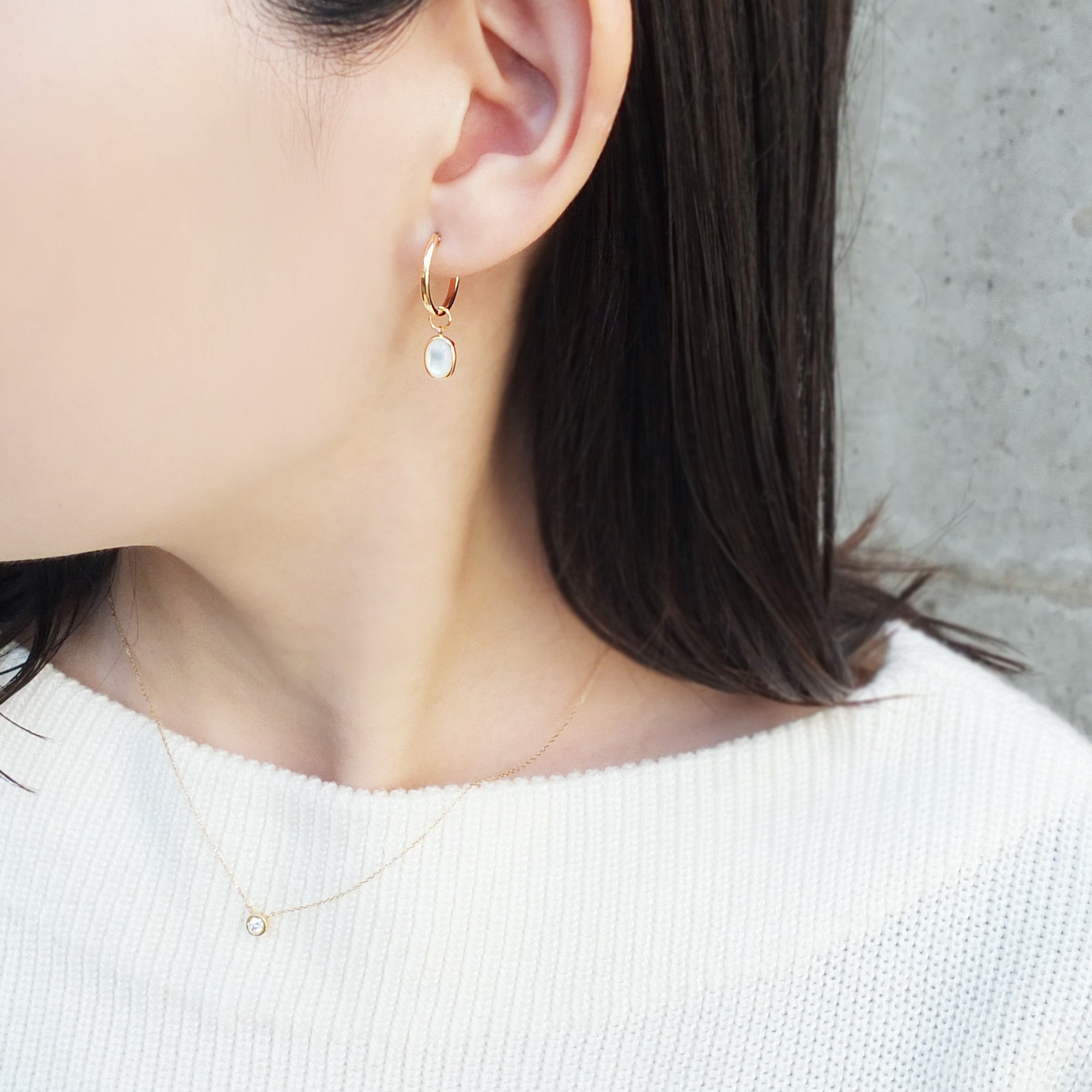 [Palette] 10K Yellow Gold White Shell Small Charms - Model Image