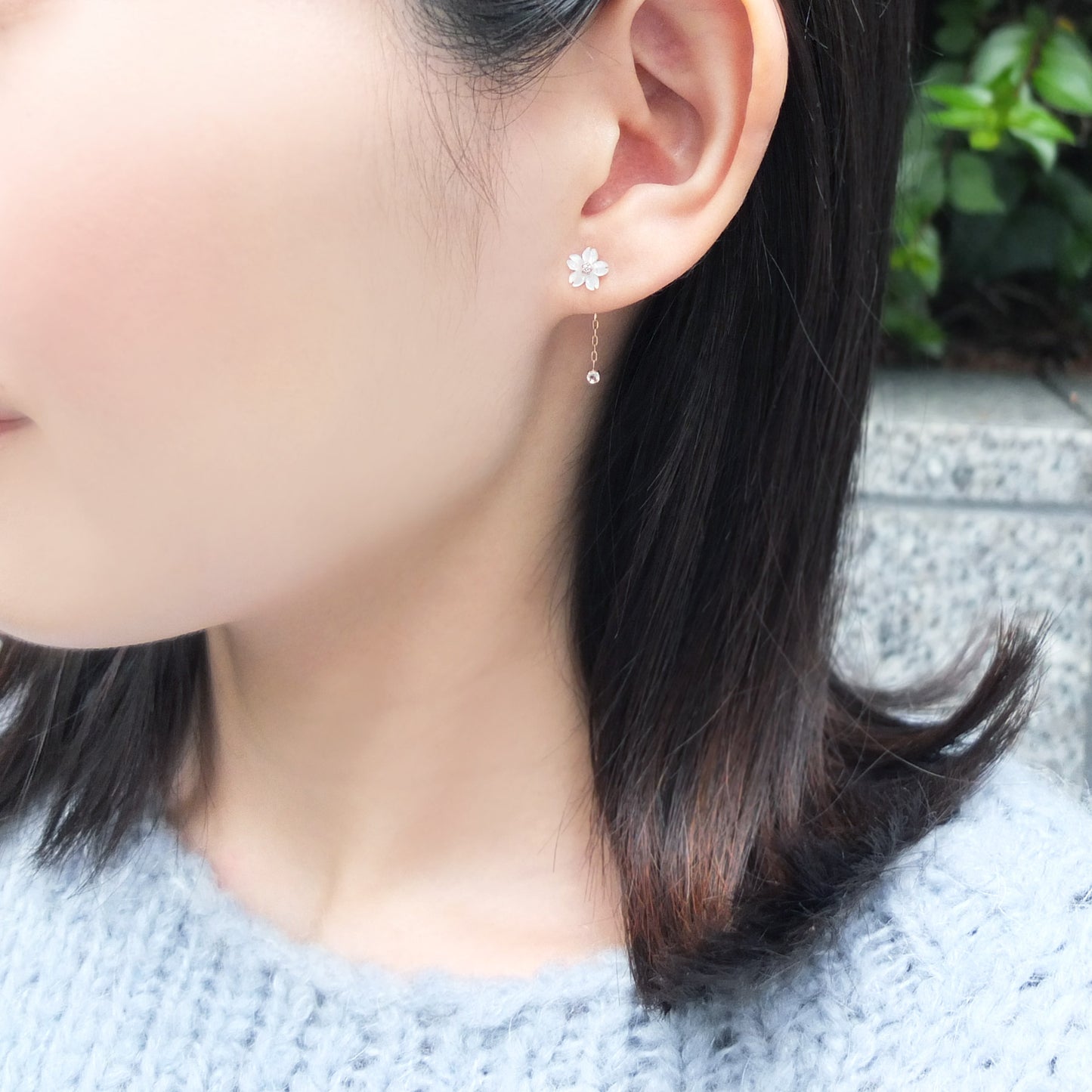 [Birth Flower Jewelry] April Cherry Blossoms Earrings (Rose Gold) - Model Image