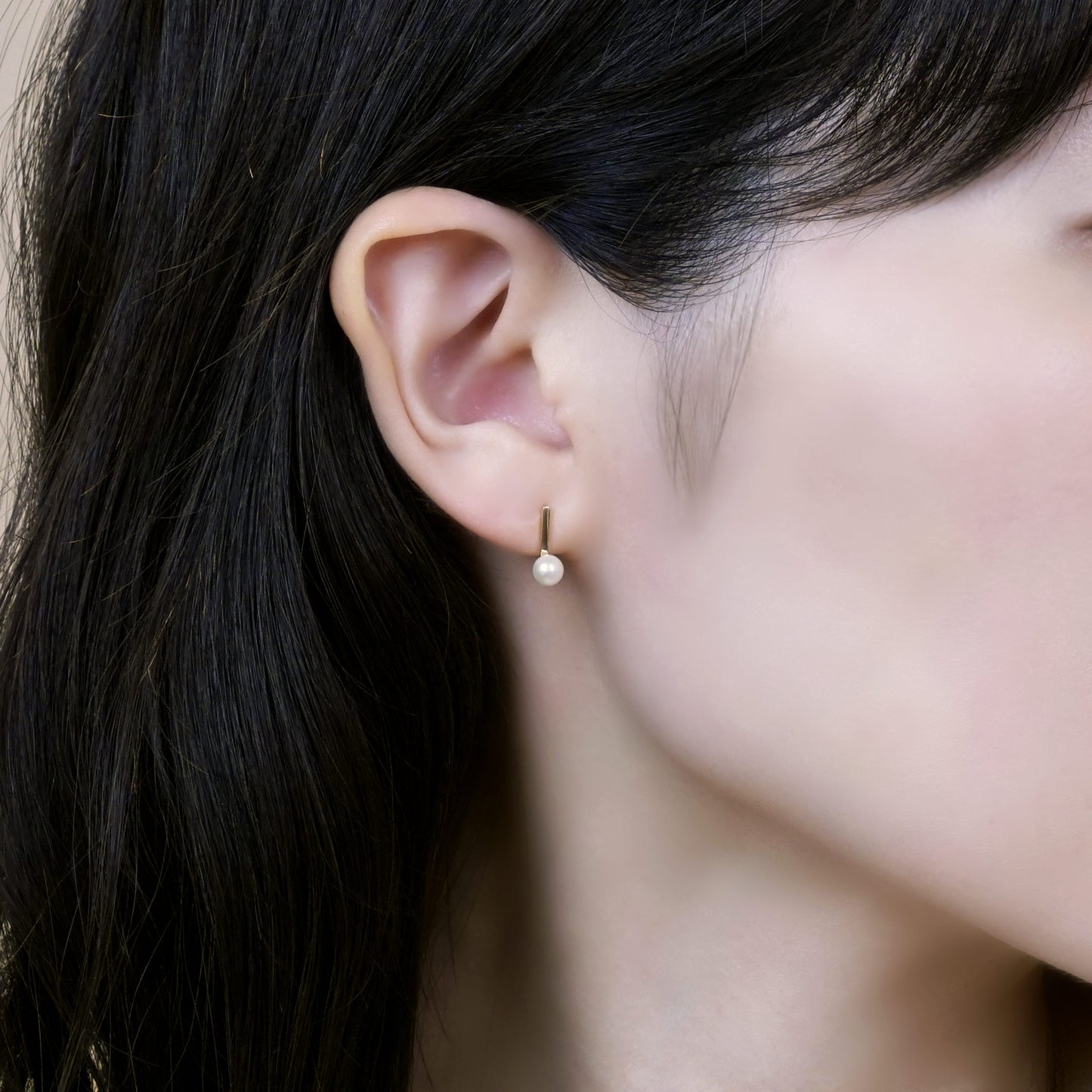 18K/10K Yellow Gold Freshwater Pearl Bar Earrings - Model Image