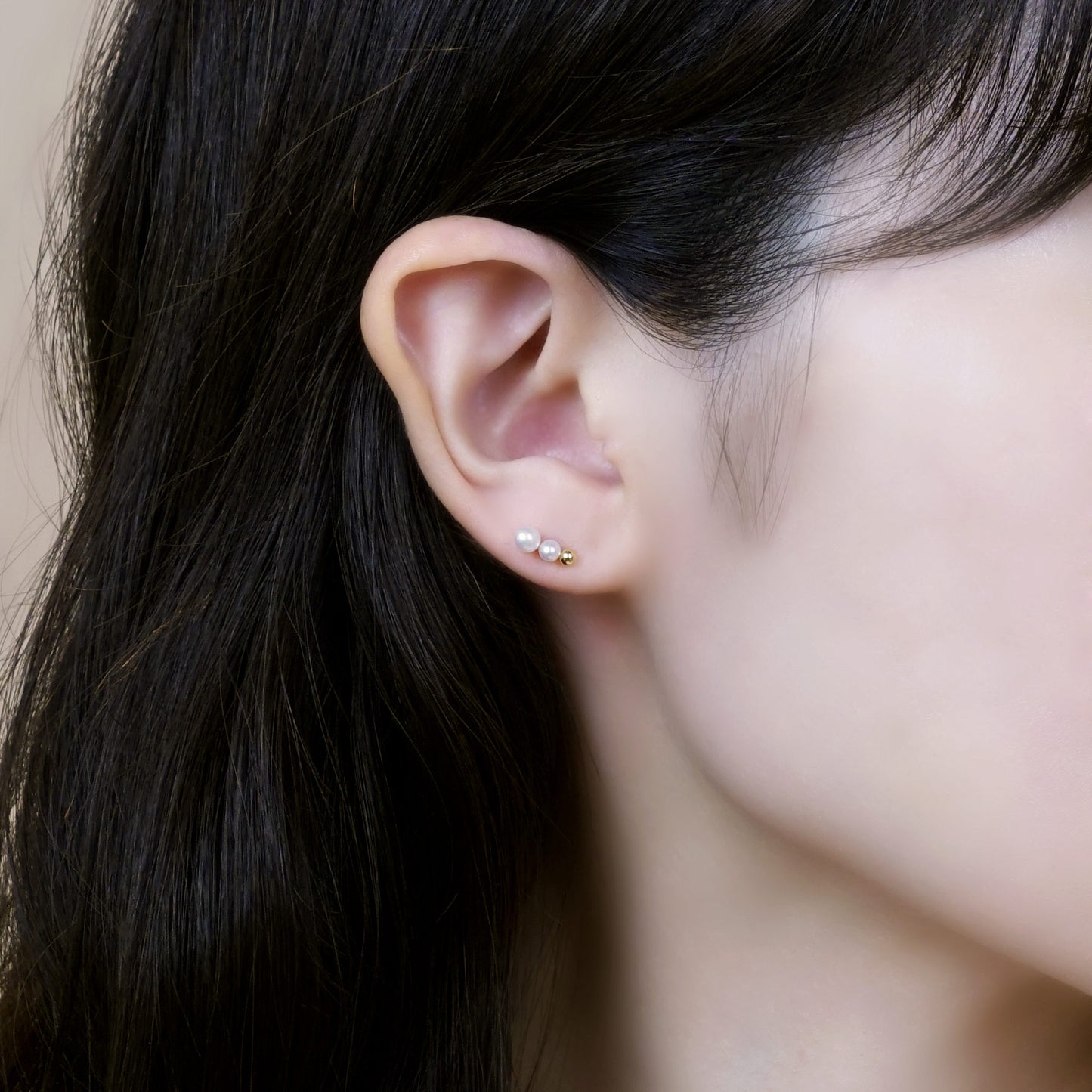 18K/10K Yellow Gold Freshwater Pearl Crescendo Earrings - Model Image