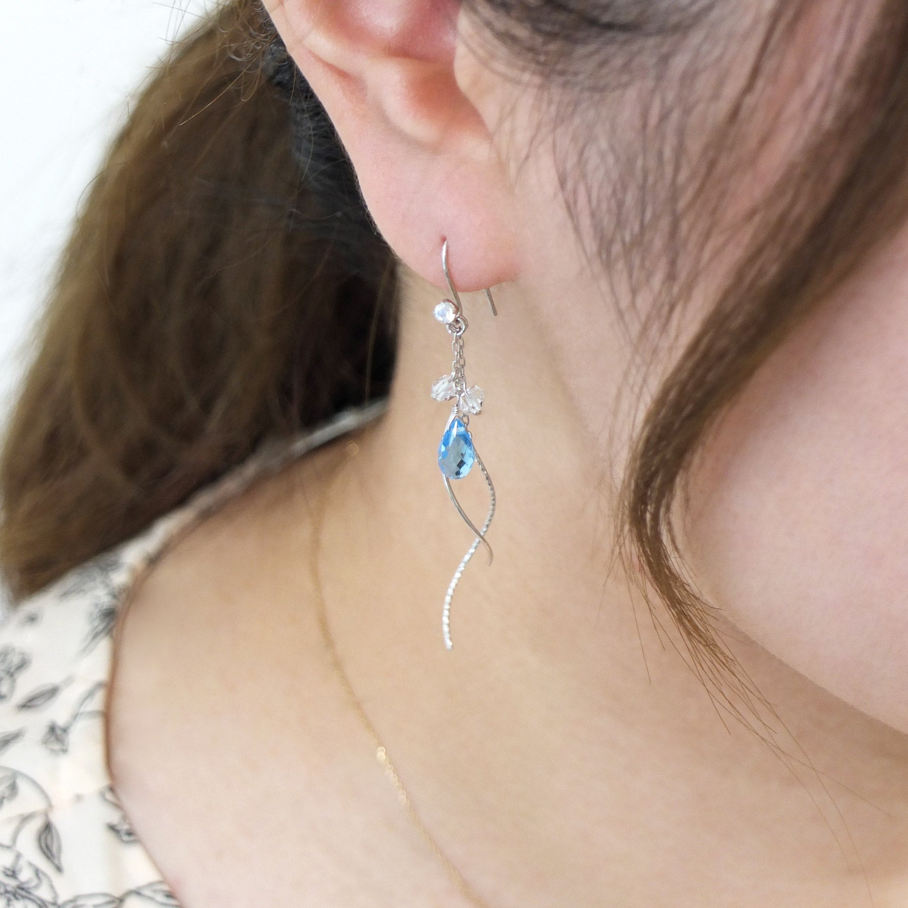 [Palette] 10K White Gold Glittering Twisted Charms - Model Image