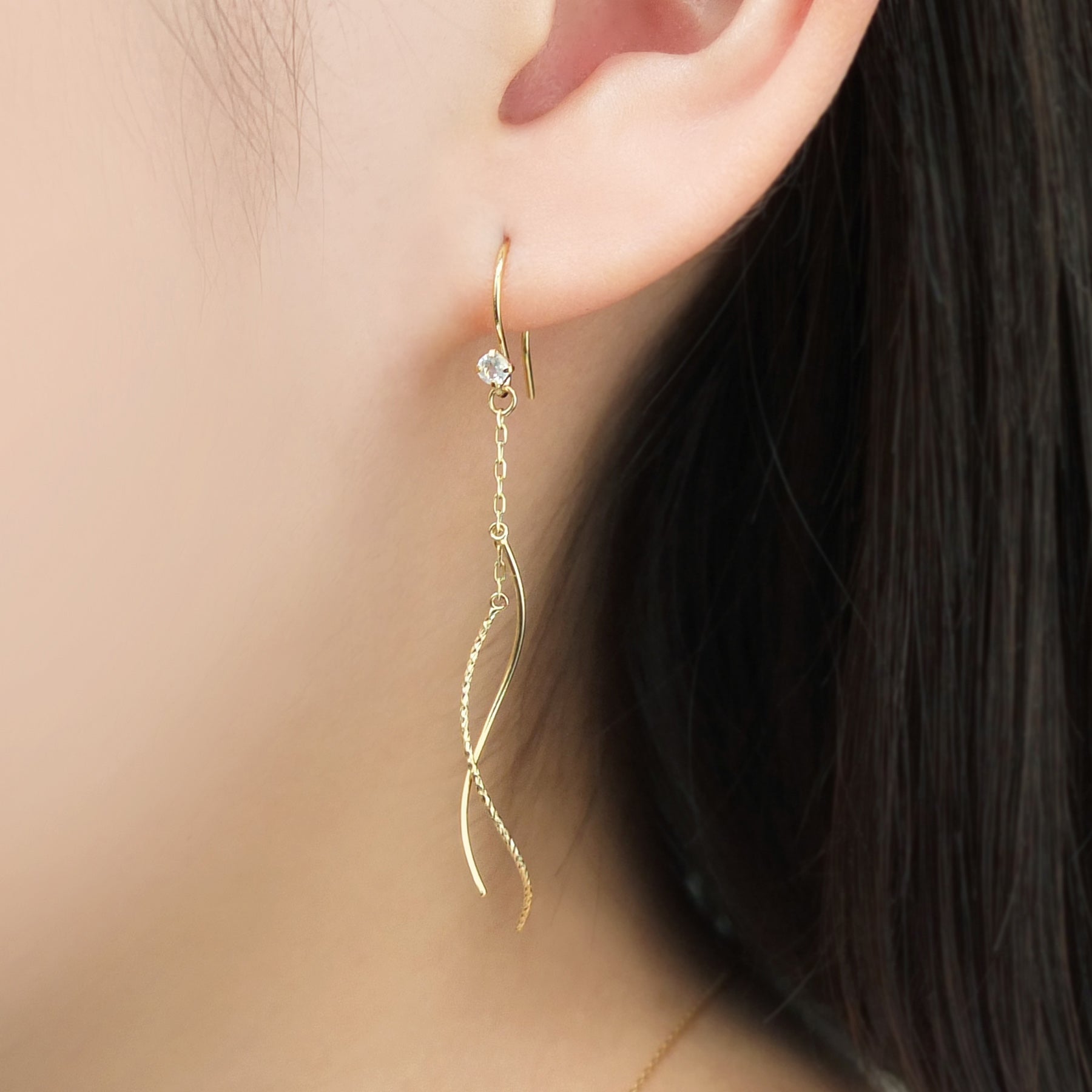 [Palette] 10K Yellow Gold Glittering Twisted Charms - Model Image