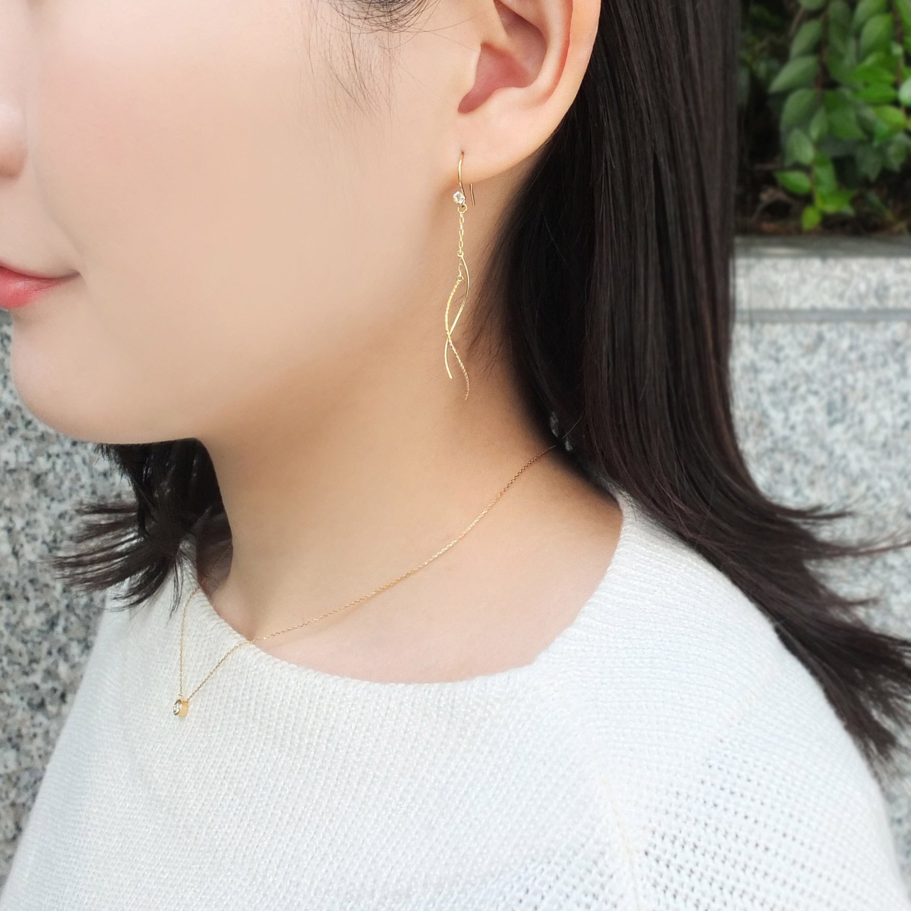 [Palette] 10K Yellow Gold Glittering Twisted Charms - Model Image