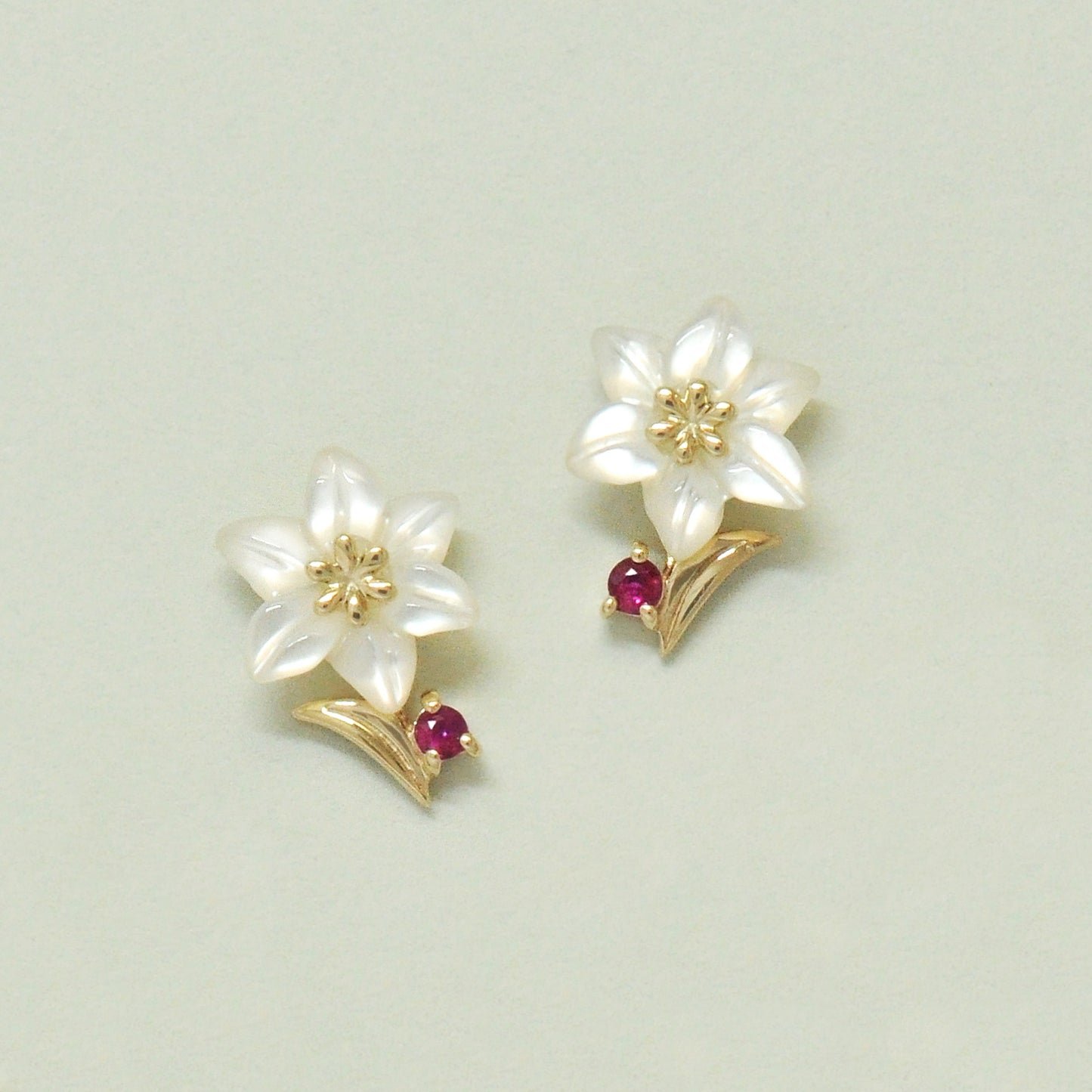 [Birth Flower Jewelry] July Lily Earrings (Yellow Gold) - Product Image
