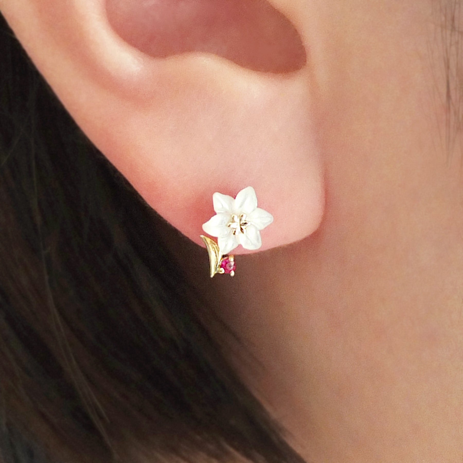 [Birth Flower Jewelry] July Lily Earrings (Yellow Gold) - Model Image