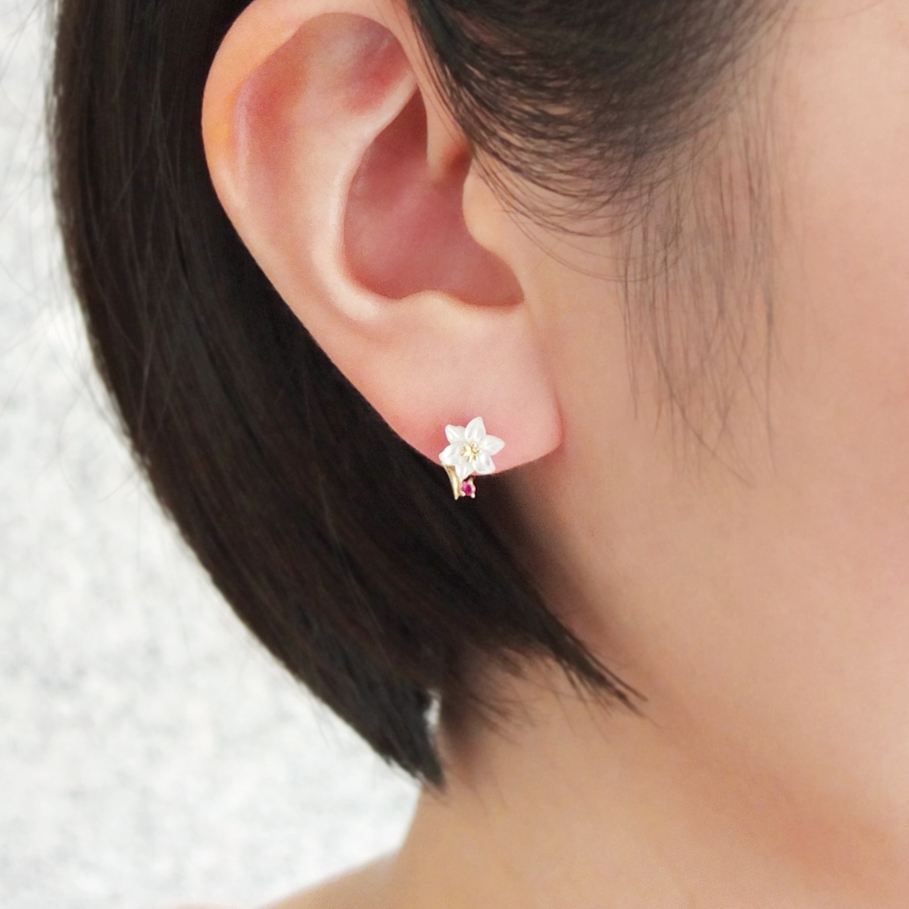 [Birth Flower Jewelry] July Lily Earrings (Yellow Gold) - Model Image