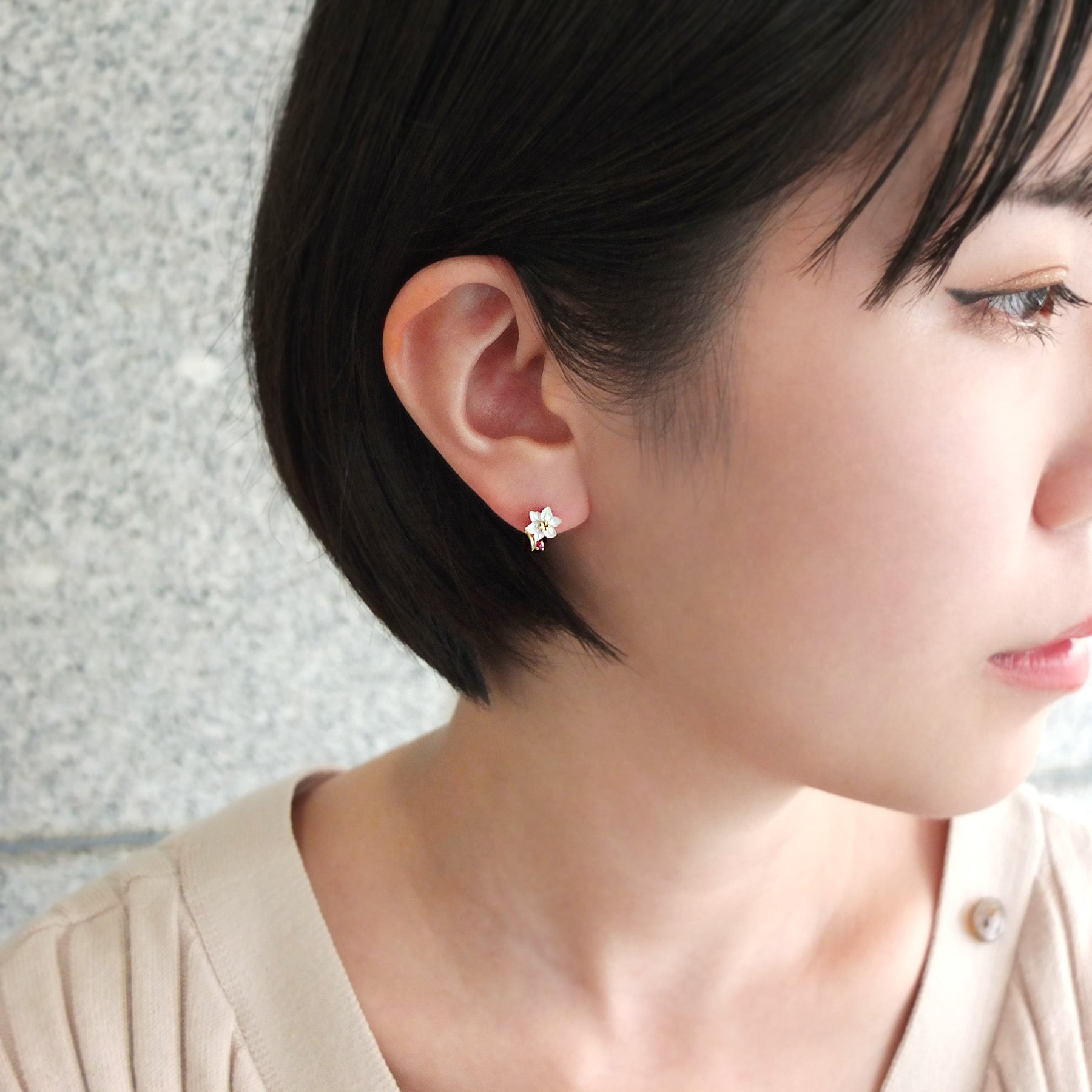 [Birth Flower Jewelry] July Lily Earrings (Yellow Gold) - Model Image
