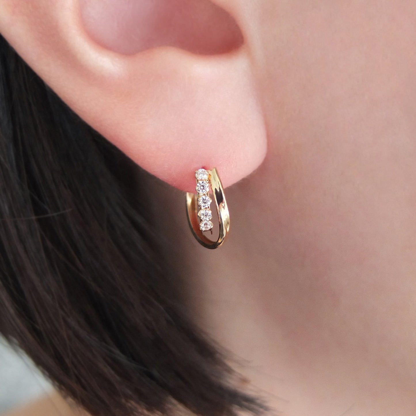 18K / 10K Yellow Gold Double Twisted Hoop Earrings - Model Image