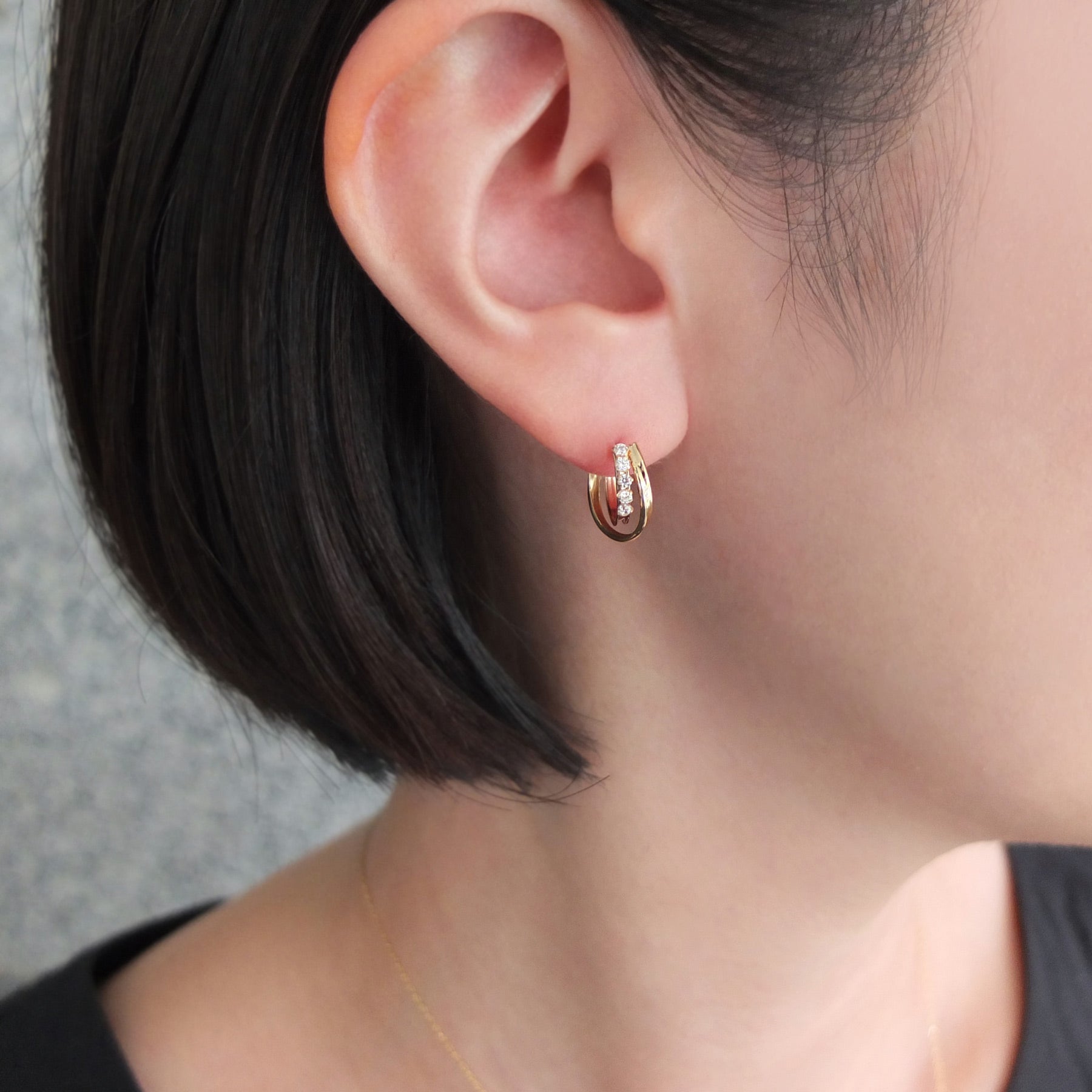 18K / 10K Yellow Gold Double Twisted Hoop Earrings - Model Image
