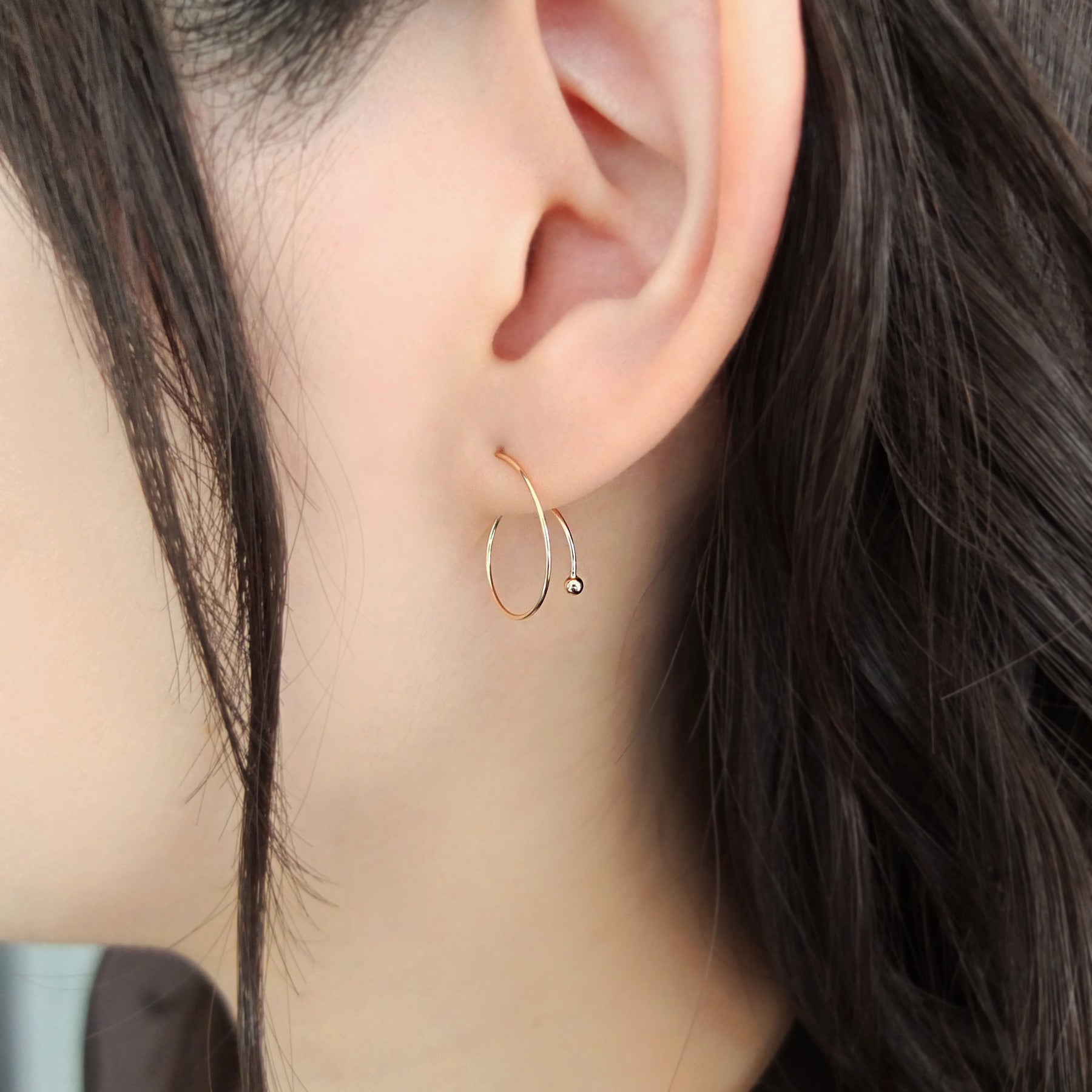 [Palette] 18K / 10K Yellow Gold Hoop Stud Earrings - Model Image