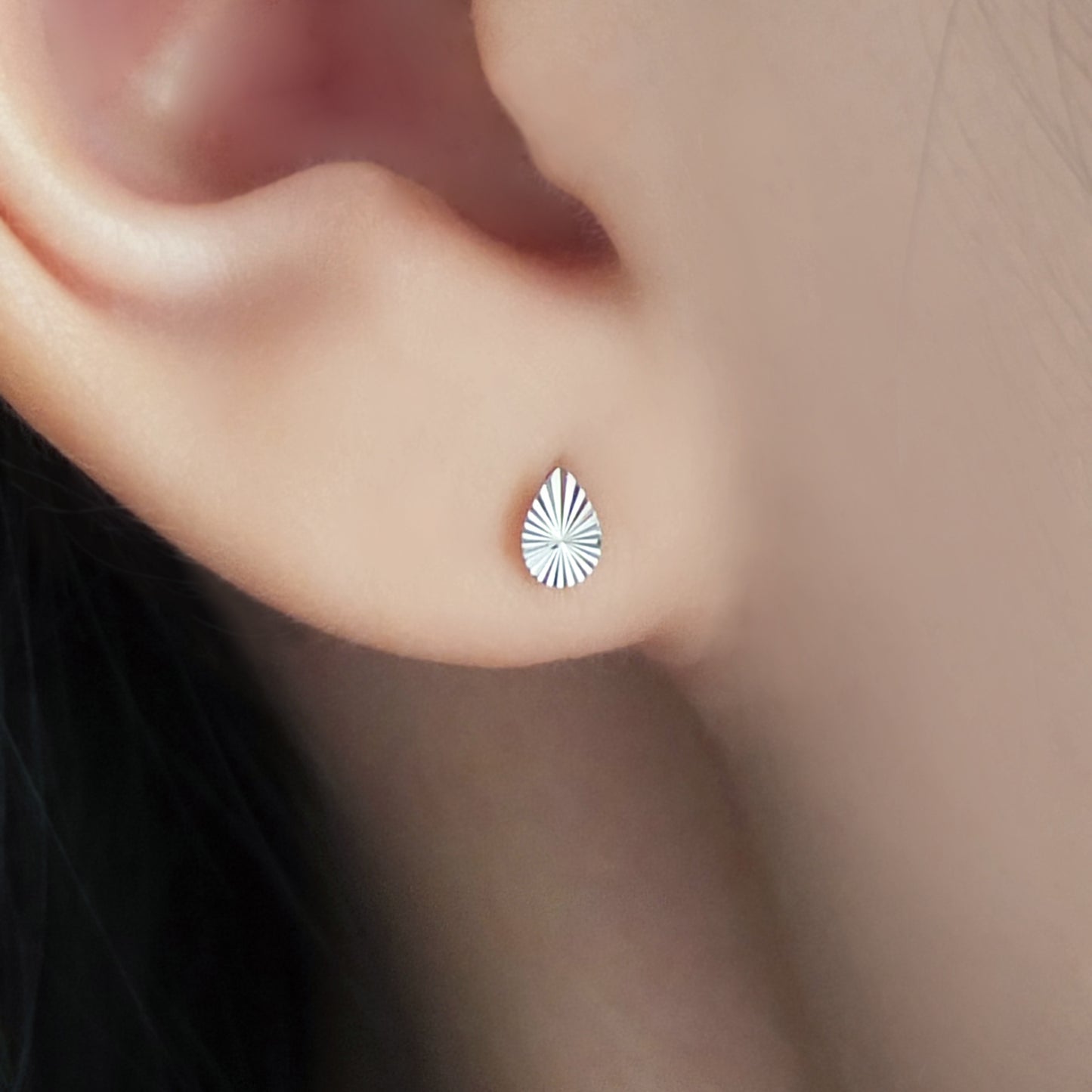 [Second Earrings] Platinum Drop Earrings With Radiating Lines - Model Image