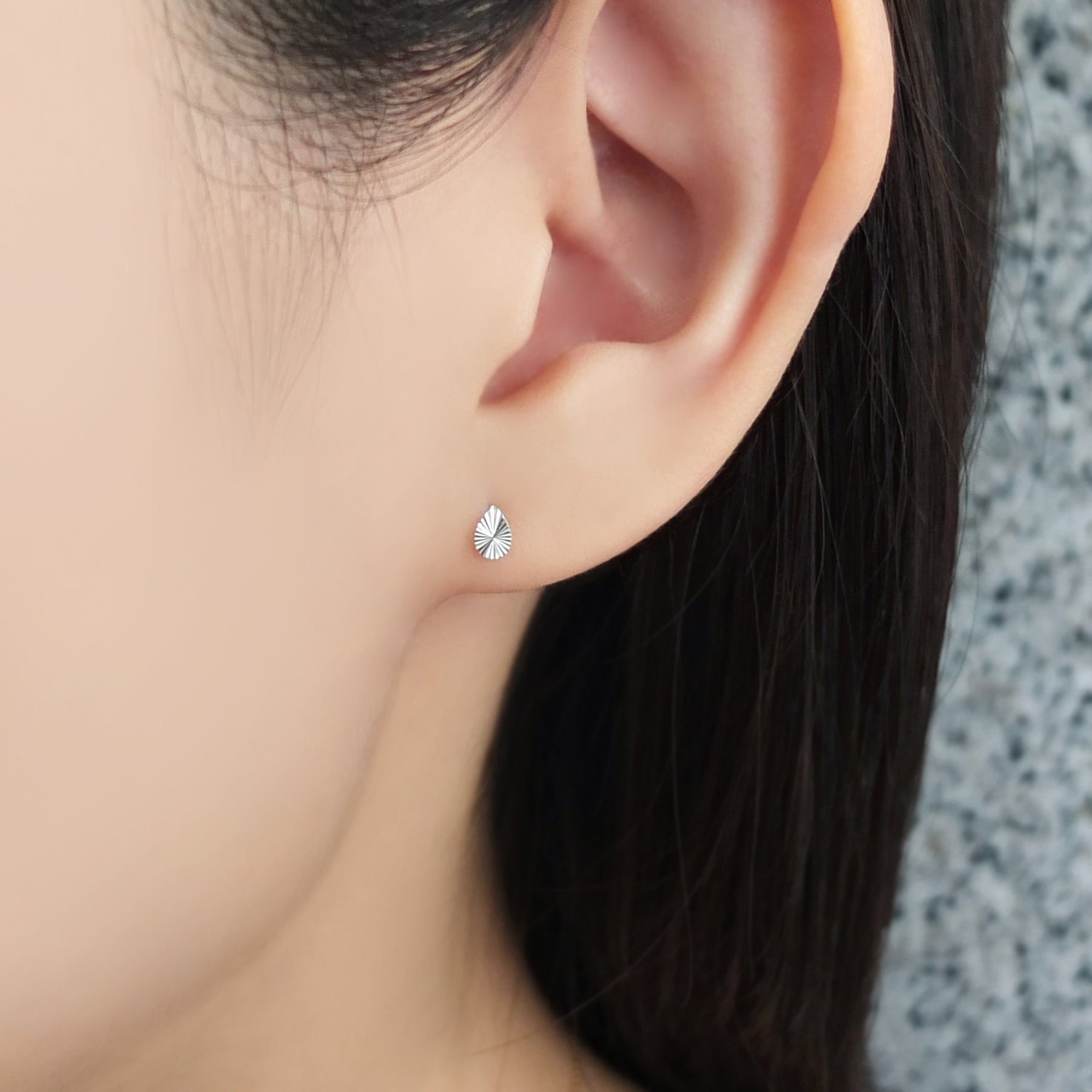 [Second Earrings] Platinum Drop Earrings With Radiating Lines - Model Image