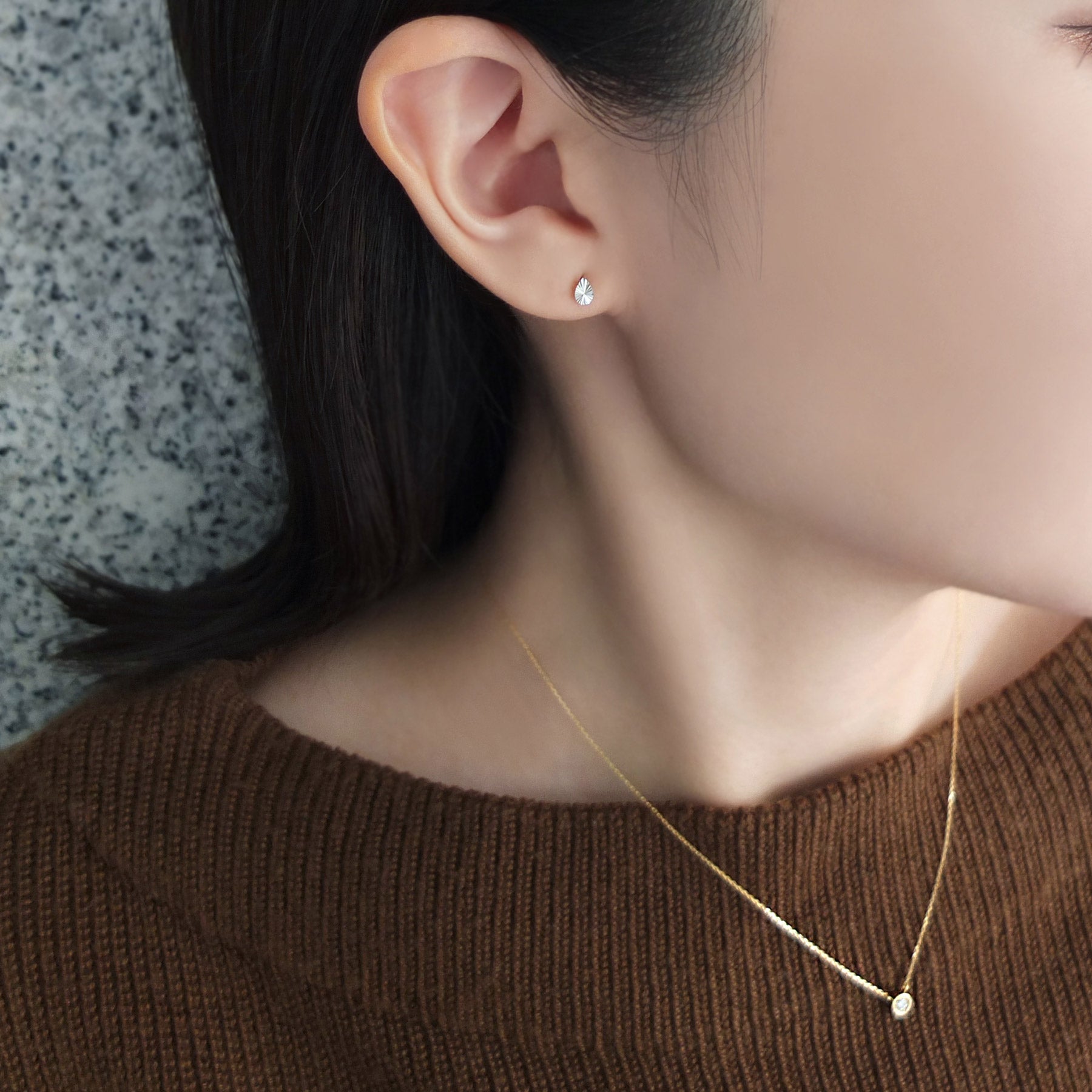 [Second Earrings] Platinum Drop Earrings With Radiating Lines - Model Image