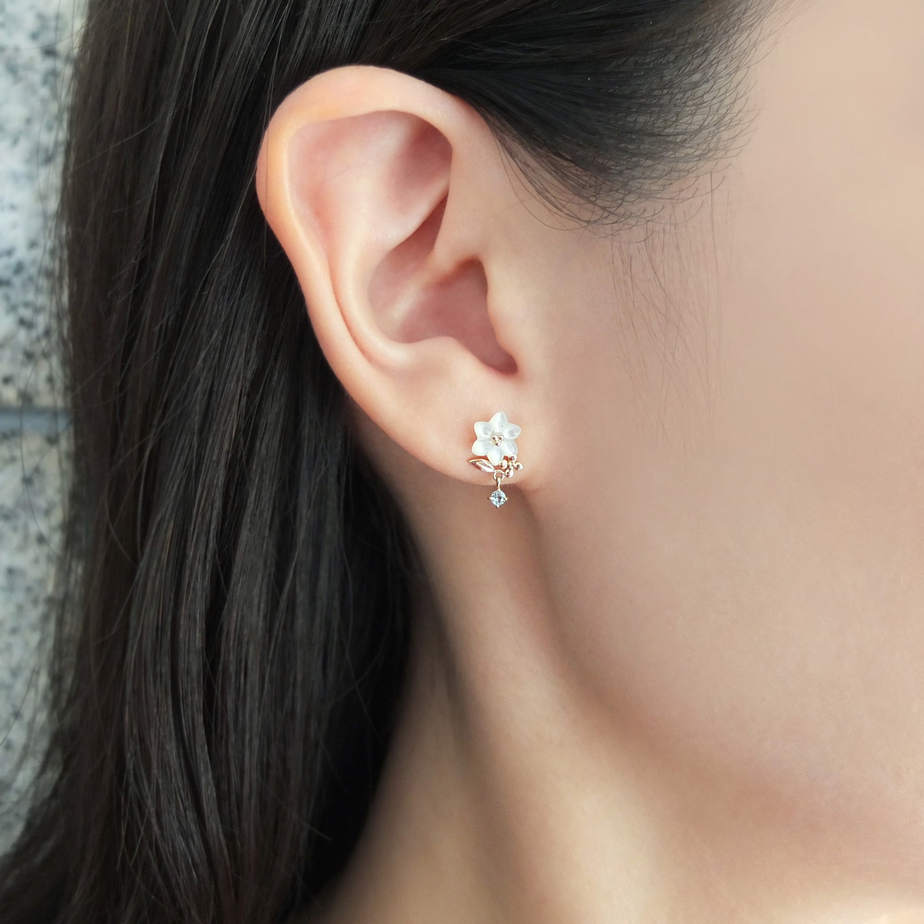 [Birth Flower Jewelry] November - Bouvardia Earrings (18K/10K Yellow Gold) - Model Image