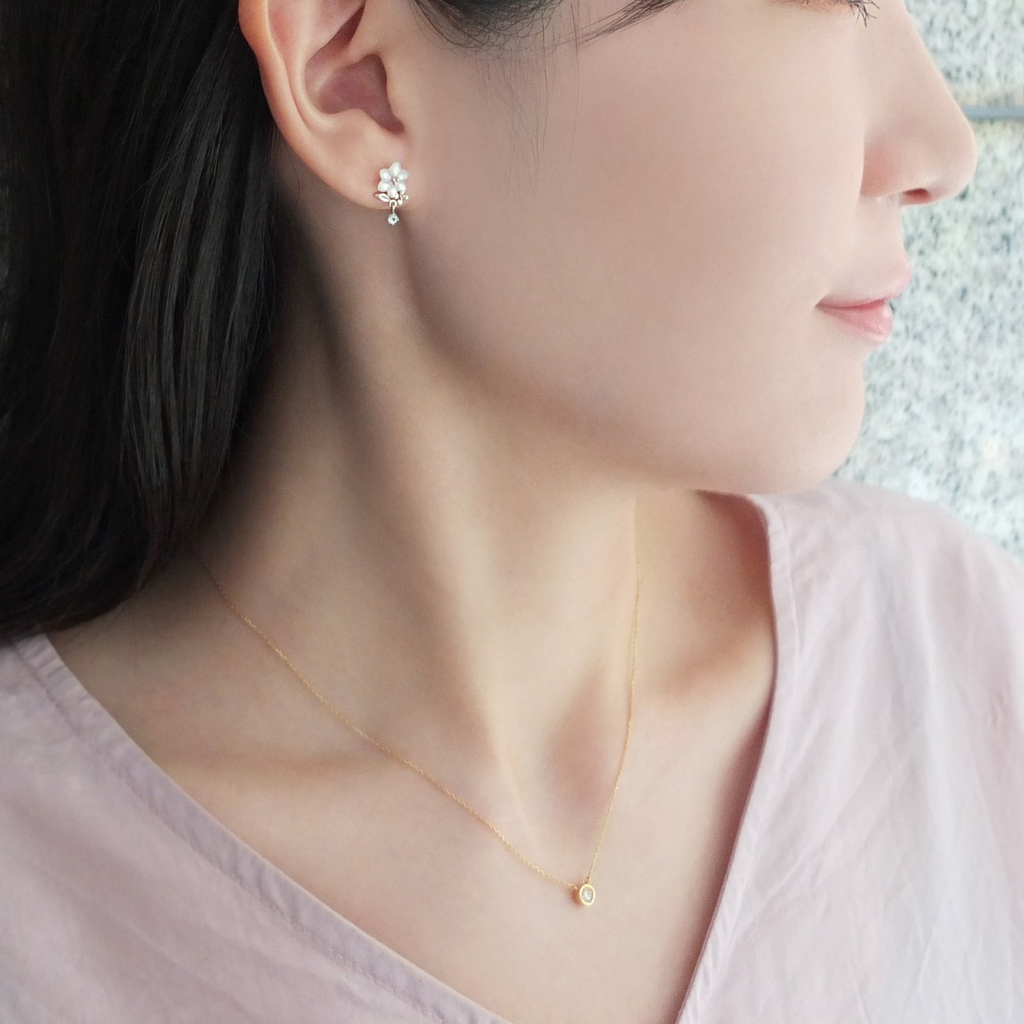 [Birth Flower Jewelry] November - Bouvardia Earrings (18K/10K Yellow Gold) - Model Image