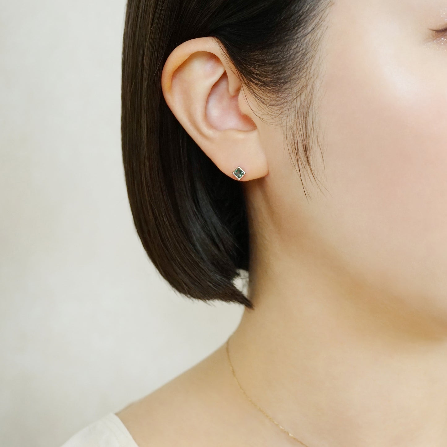 [Second Earrings] Platinum Green Quartz Square Earrings - Model Image