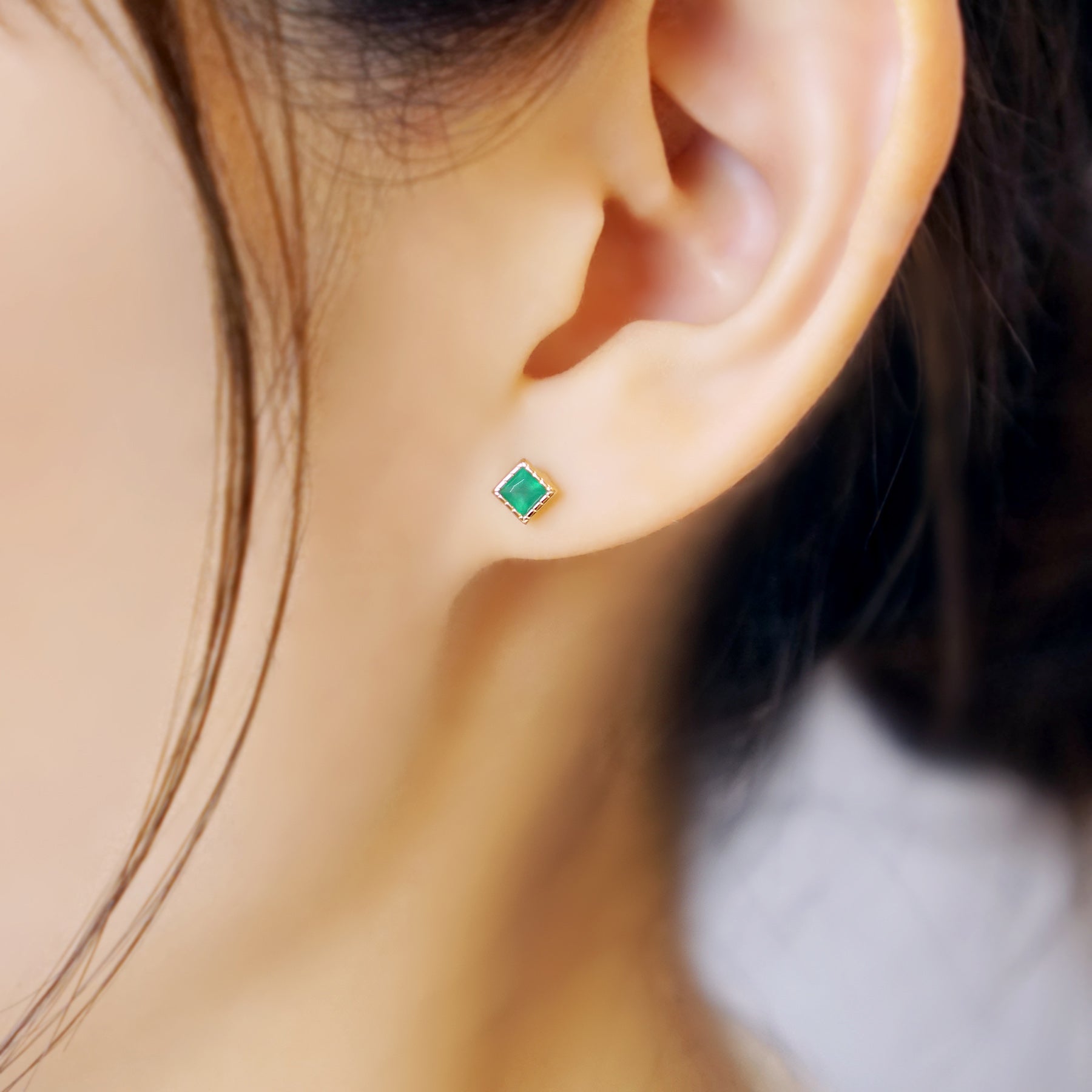 [Second Earrings] 18K Yellow Gold Green Agate Square Cut Earrings - Model Image