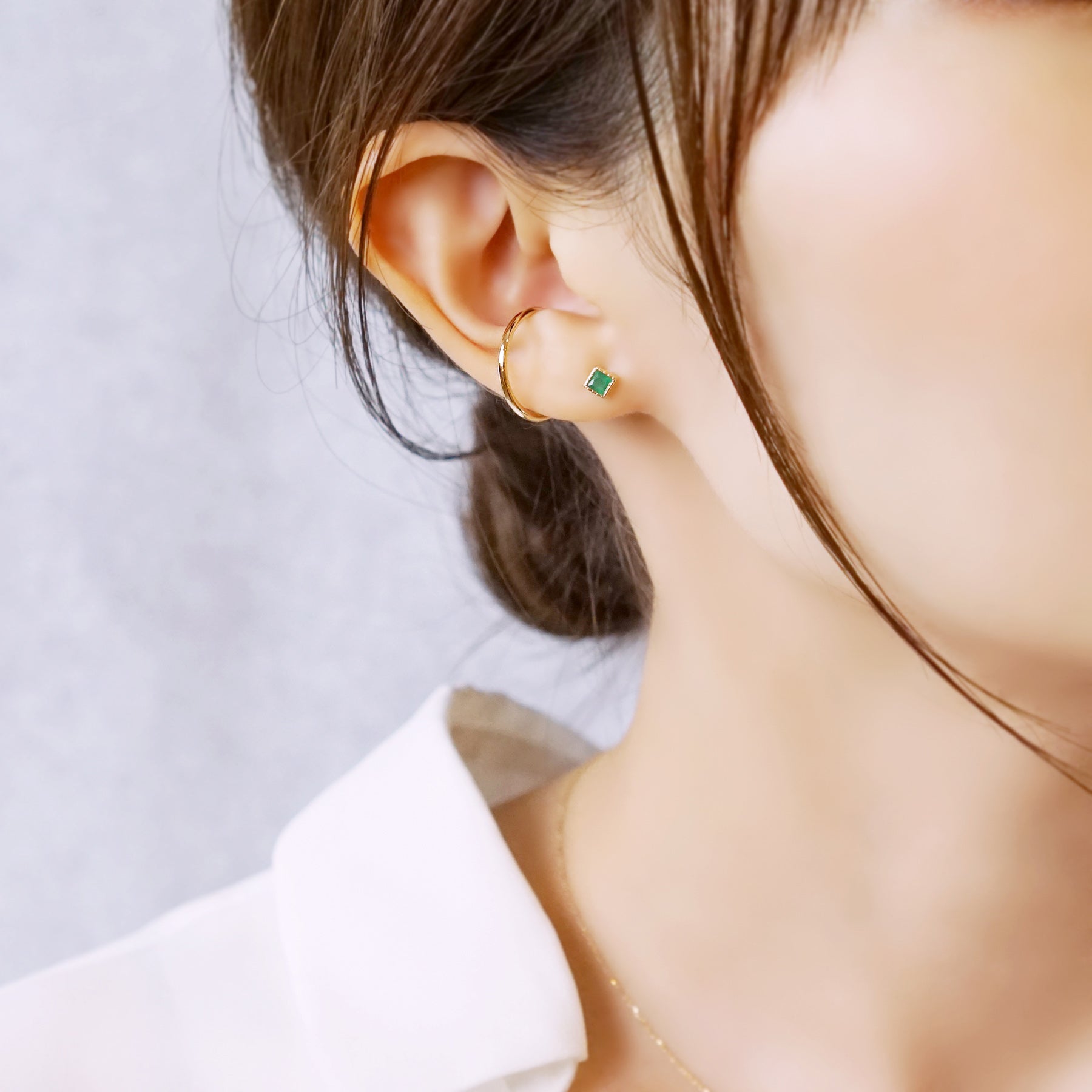 [Second Earrings] 18K Yellow Gold Green Agate Square Cut Earrings - Model Image