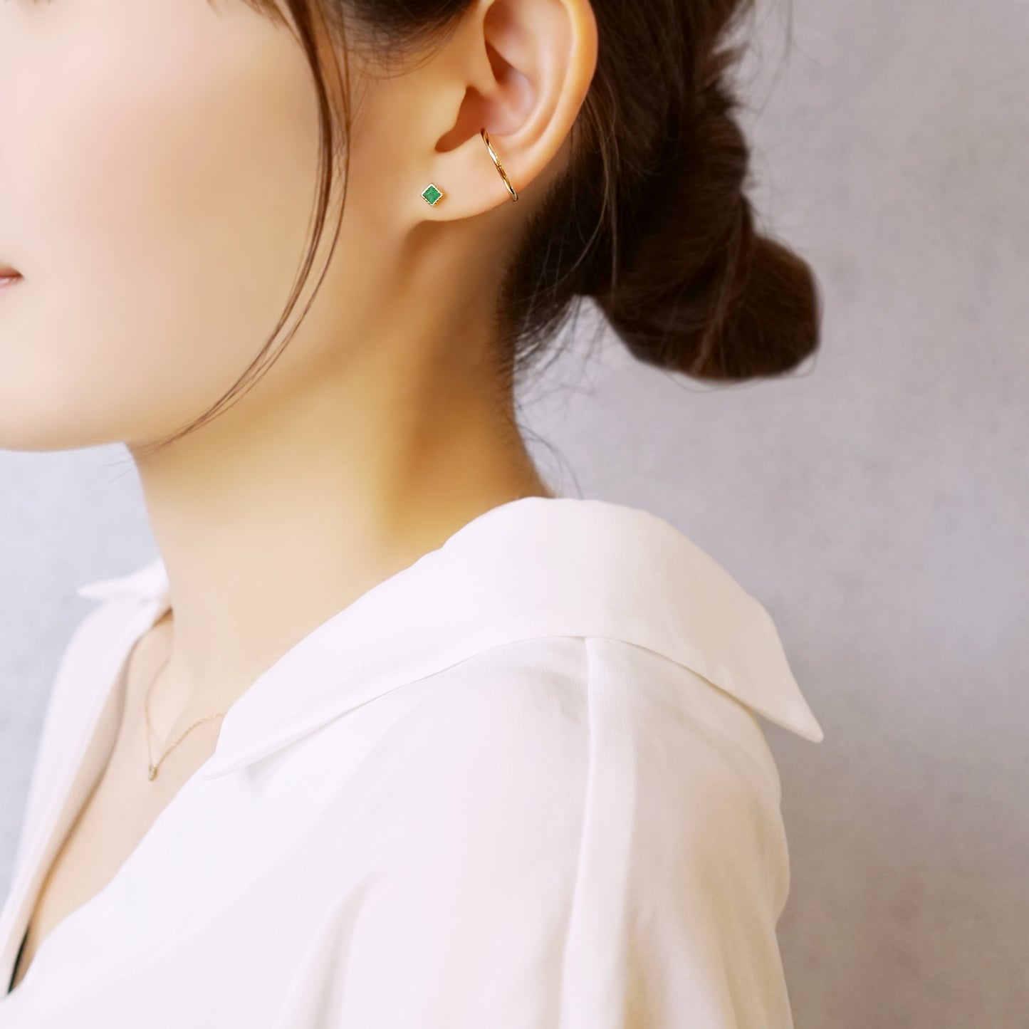 [Second Earrings] 18K Yellow Gold Green Agate Square Cut Earrings - Model Image