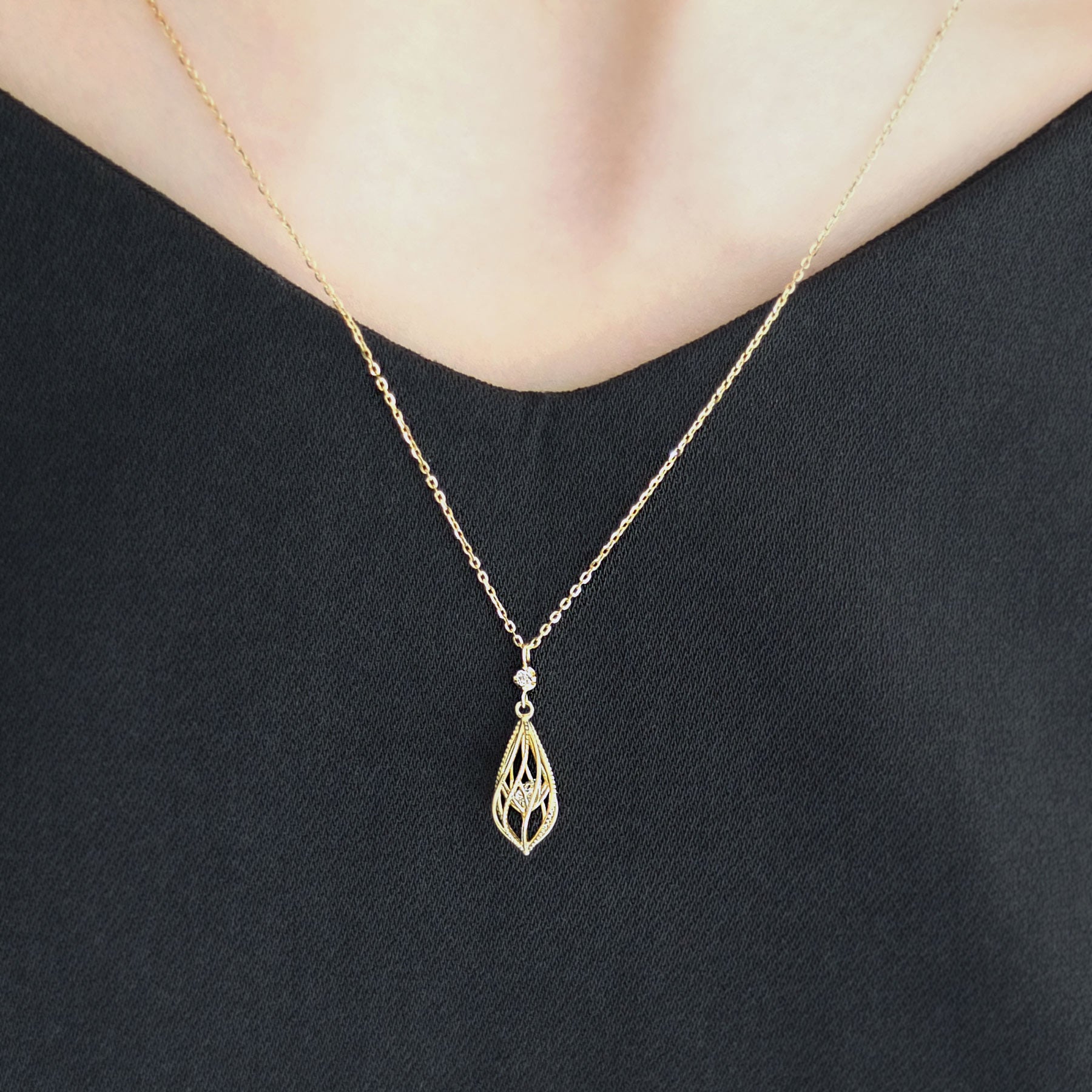 [Pannier] 18K Yellow Gold Floating Cubic Zirconia Necklace - Model Image