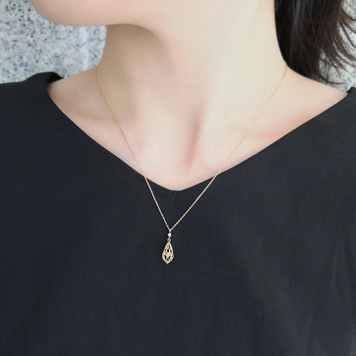 [Pannier] 18K Yellow Gold Floating Cubic Zirconia Necklace - Model Image