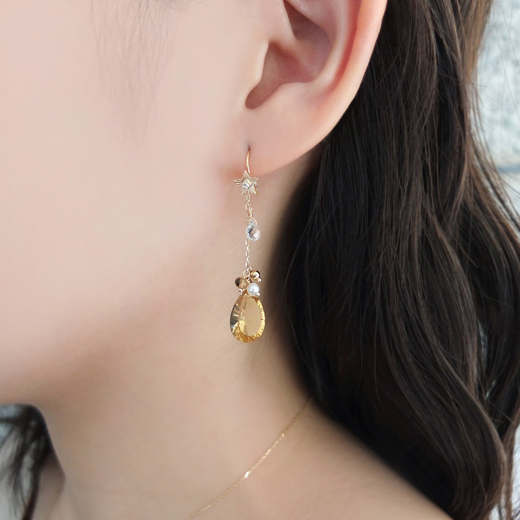 [Palette] 18K / 10K Yellow Gold Champagne Quartz Charm Set Earrings [Ornament] - Model Image