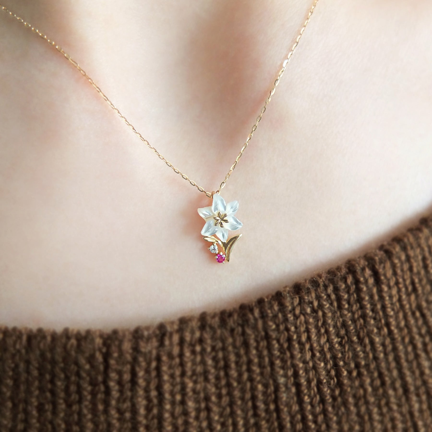 [Birth Flower Jewelry] July Lily Necklace (Yellow Gold) - Model Image