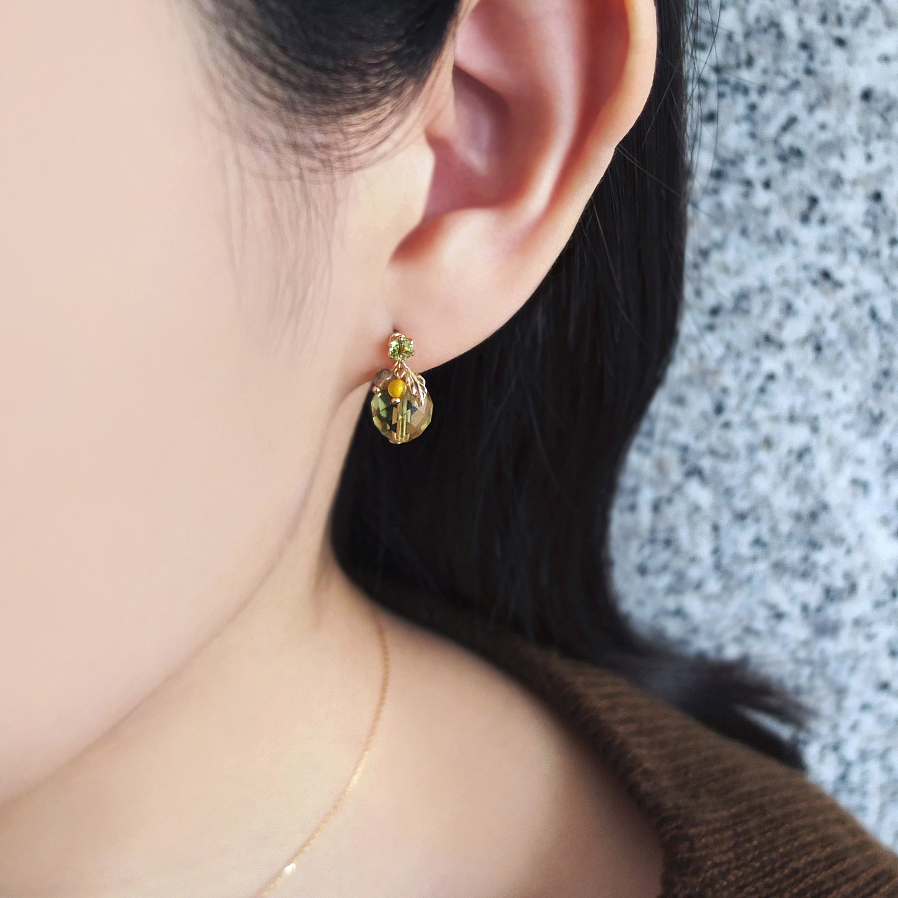 [Palette] 10K Yellow Gold Green Amber Charms - Model Image