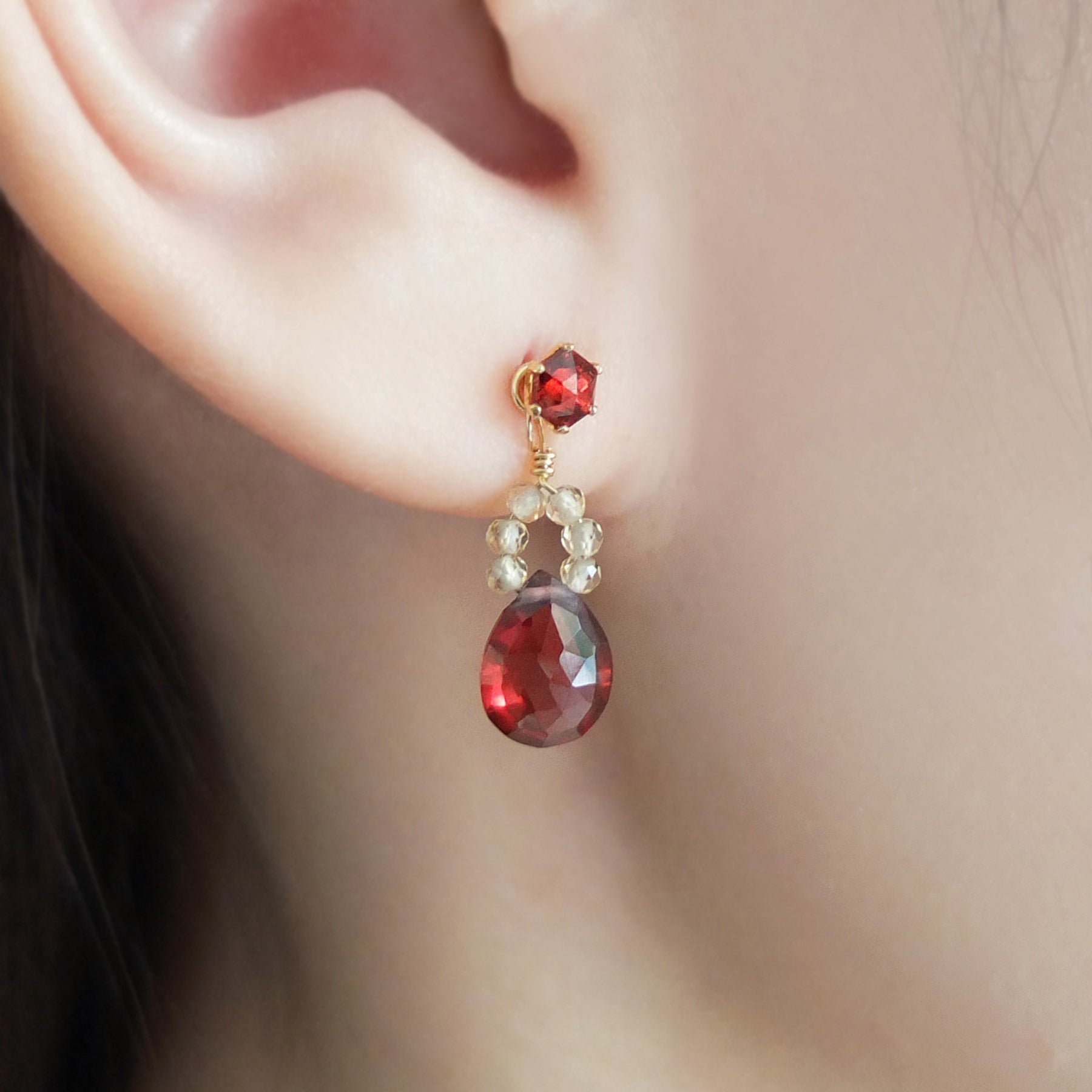 [Palette] 10K Yellow Gold Garnet Charms - Model Image