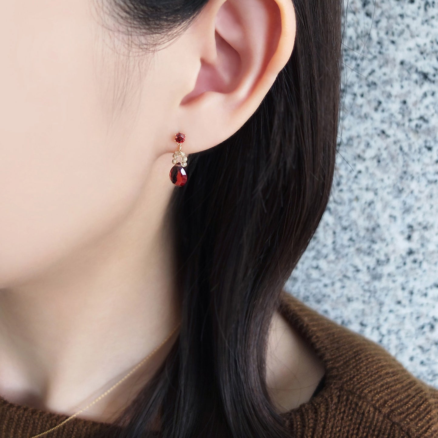 [Palette] 10K Yellow Gold Garnet Charms - Model Image