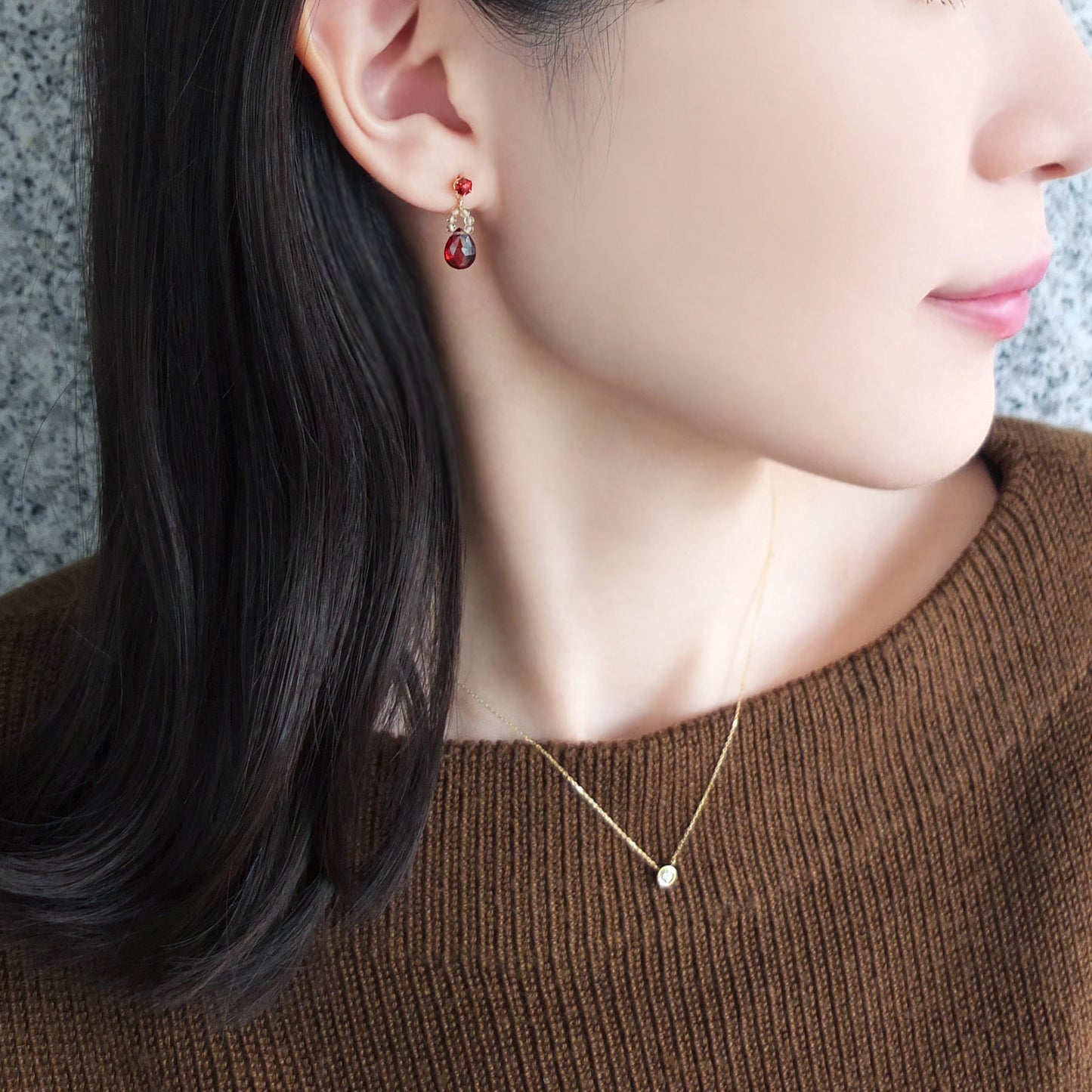 [Palette] 10K Yellow Gold Garnet Charms - Model Image