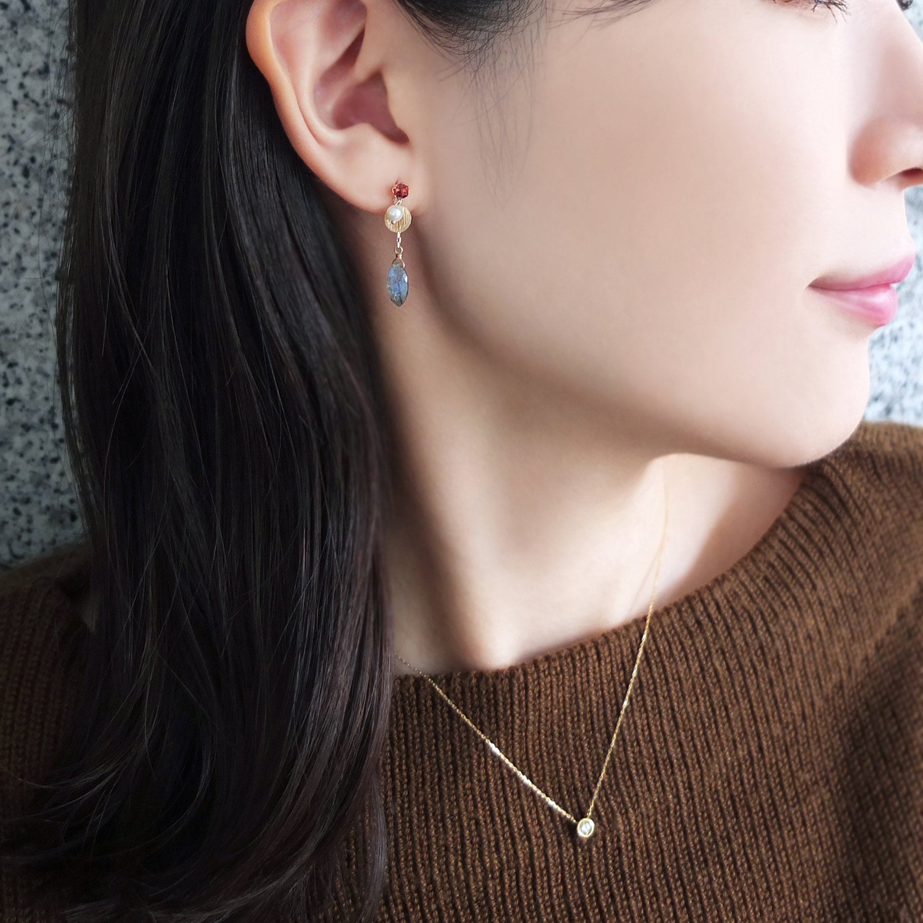 [Palette] 10K Yellow Gold Labradorite Charms - Model Image