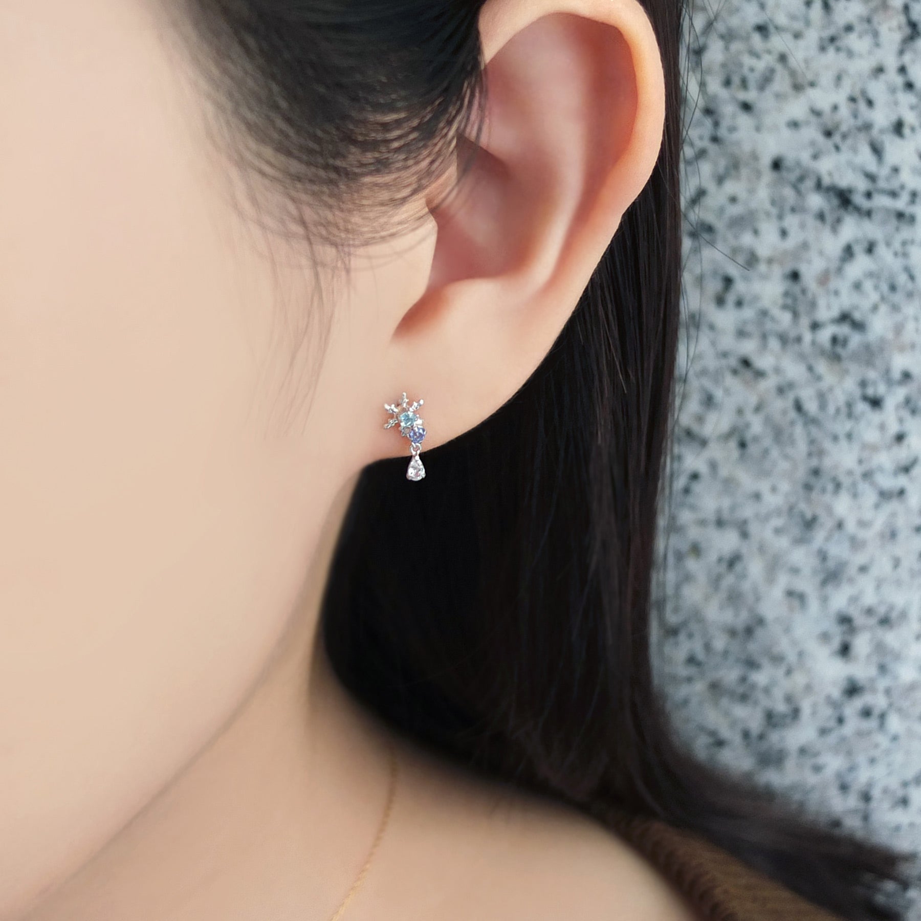 14K / 10K White Gold Tanzanite Snow Crystal Earrings - Model Image