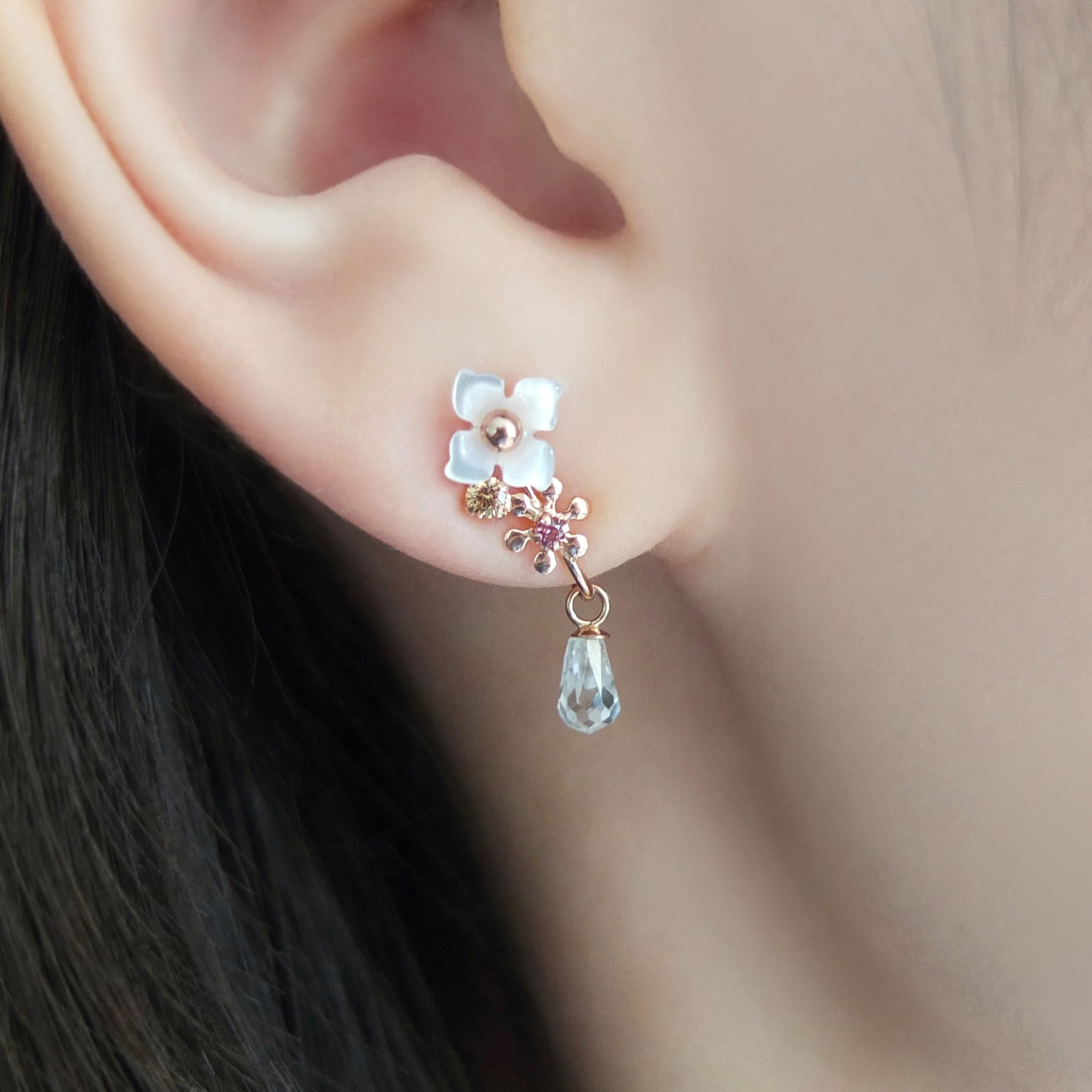 [Airy Clip-On Earrings] Rhodolite Garnet Holy Flower 2Way Earrings (10K Rose Gold) - Model Image