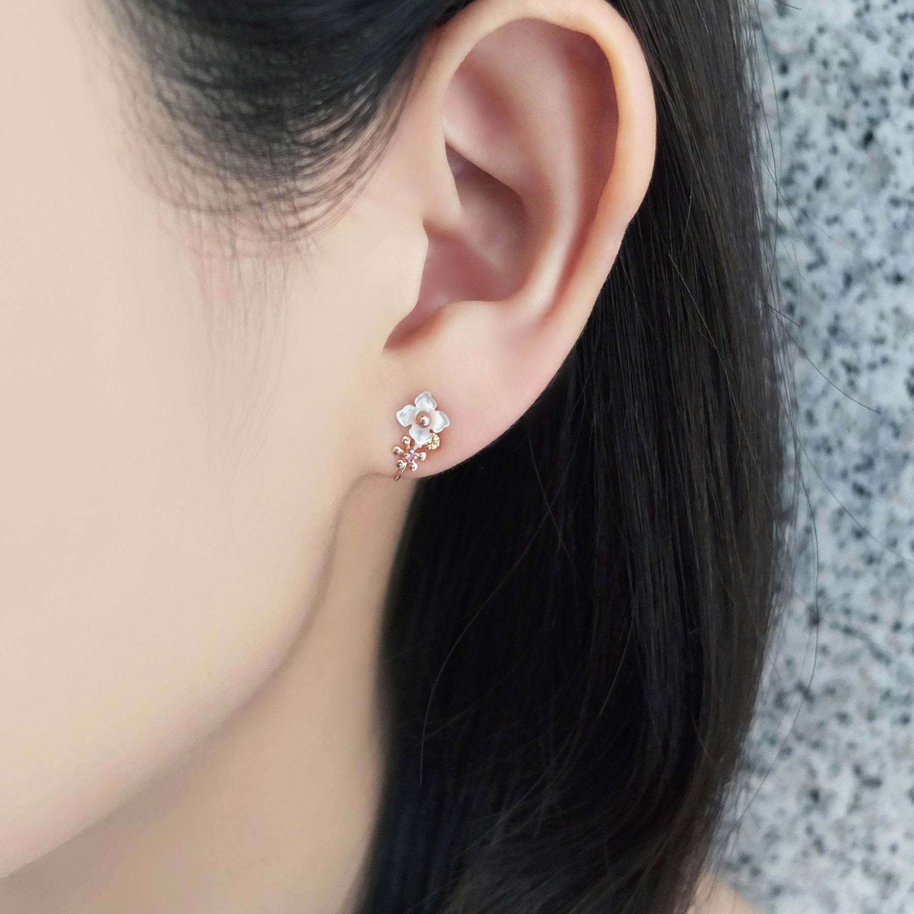 [Airy Clip-On Earrings] Rhodolite Garnet Holy Flower 2Way Earrings (10K Rose Gold) - Model Image