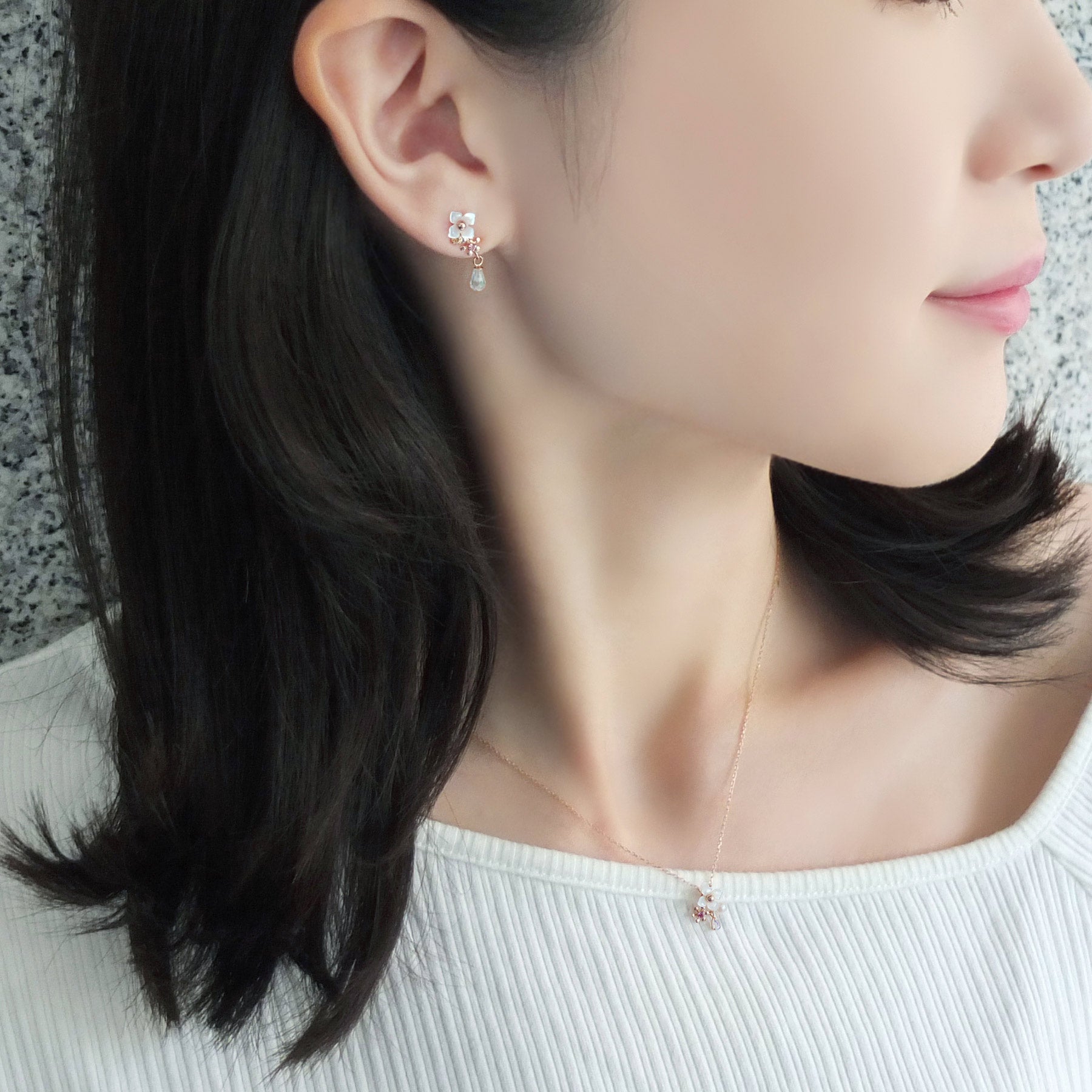 [Airy Clip-On Earrings] Rhodolite Garnet Holy Flower 2Way Earrings (10K Rose Gold) - Model Image