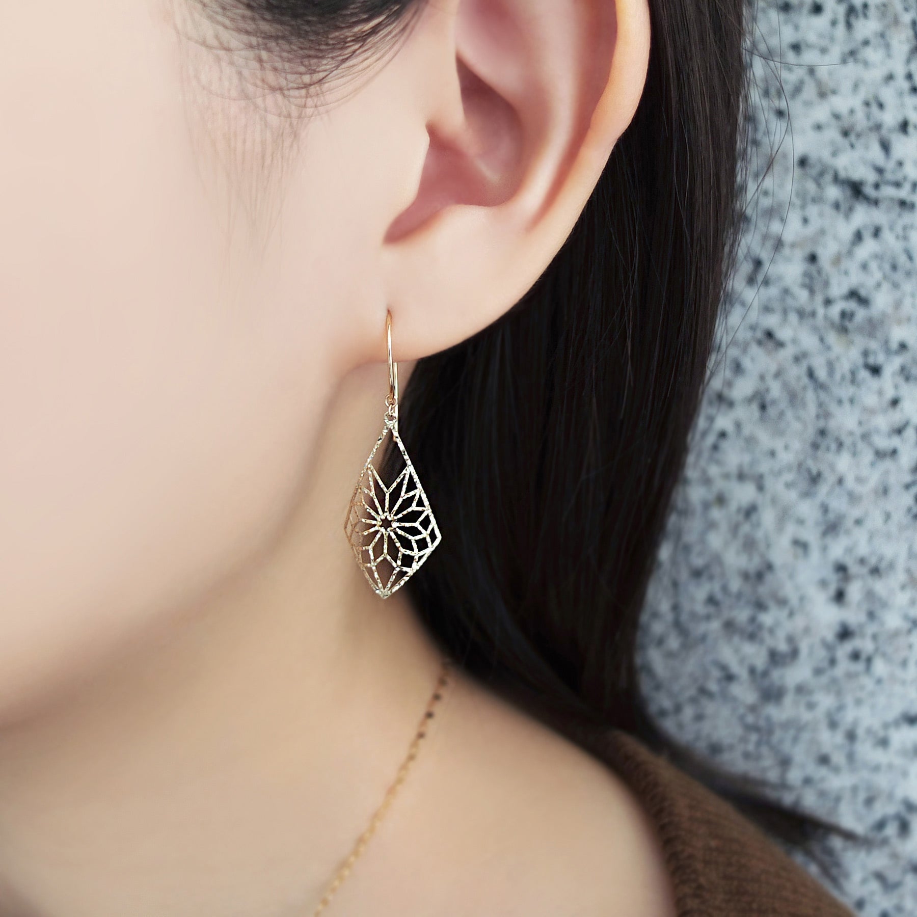 18K/10K Yellow Gold Openwork Rhombus Earrings - Model Image